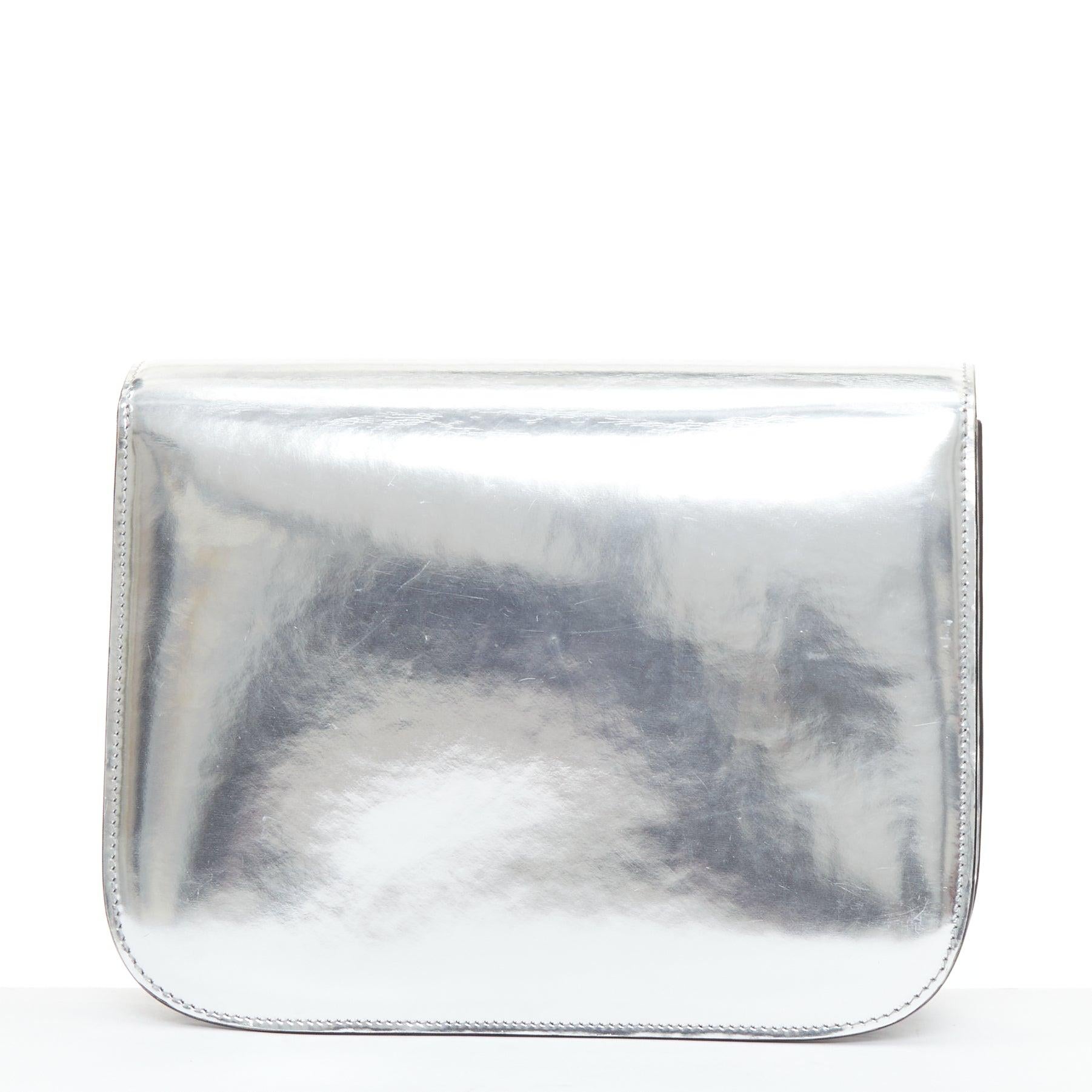 Argent Celine Classic Box sac messager en cuir argenté à fermoir poussoir pour le corps. en vente