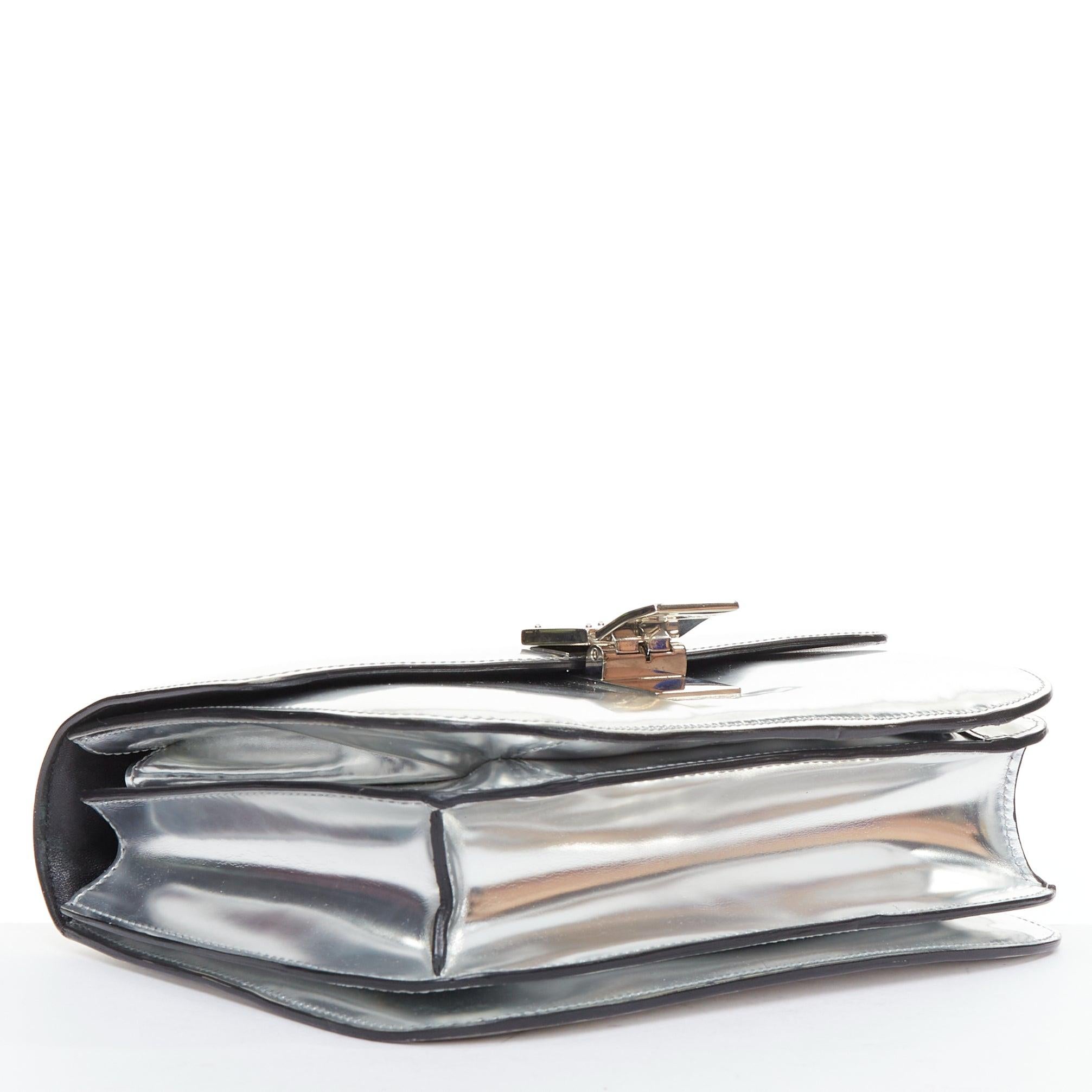 Celine Classic Box sac messager en cuir argenté à fermoir poussoir pour le corps. État moyen - En vente à Hong Kong, NT