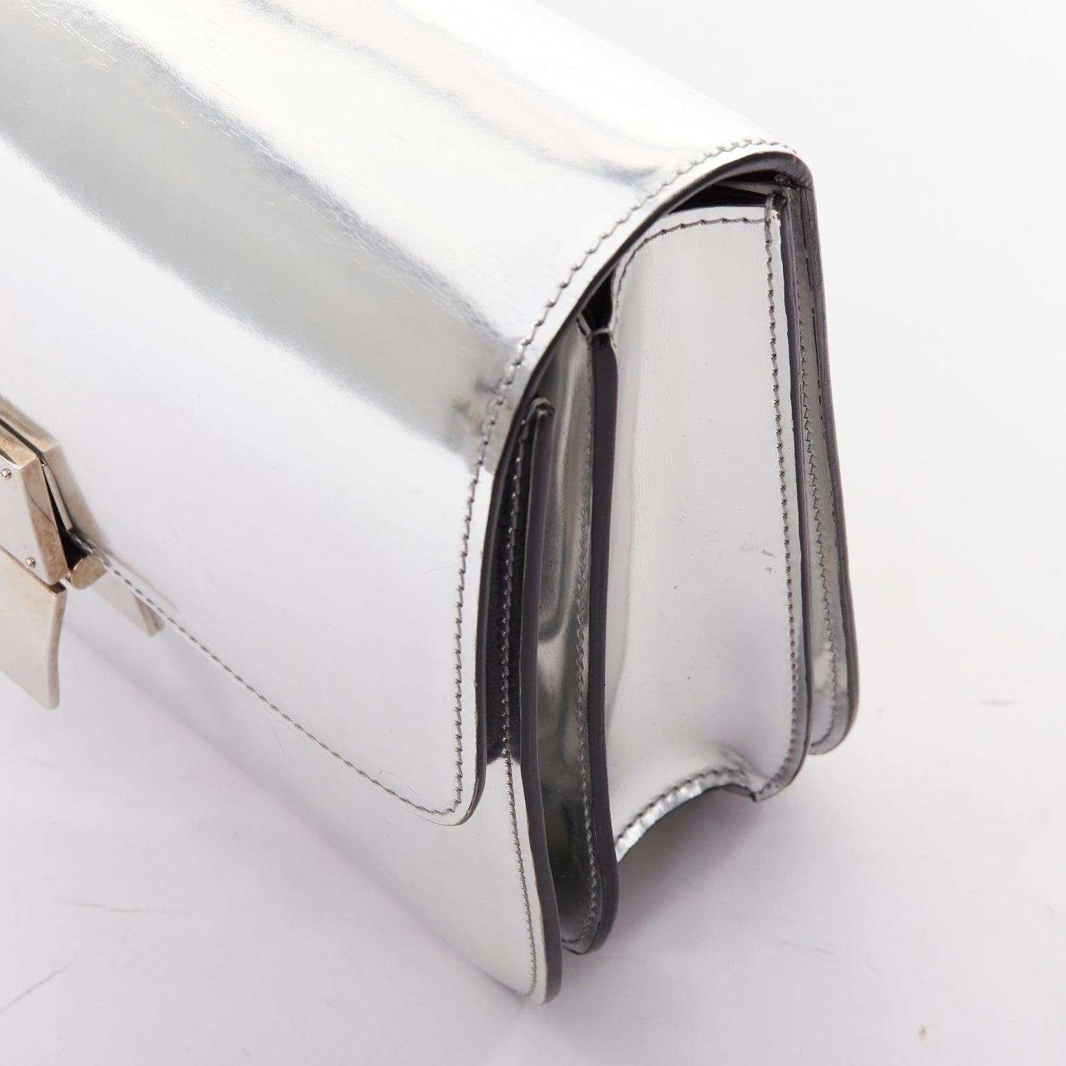 Celine Classic Box sac messager en cuir argenté à fermoir poussoir pour le corps. en vente 1