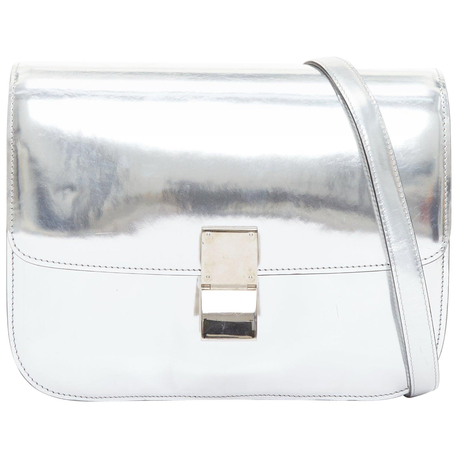 Celine Classic Box sac messager en cuir argenté à fermoir poussoir pour le corps. en vente