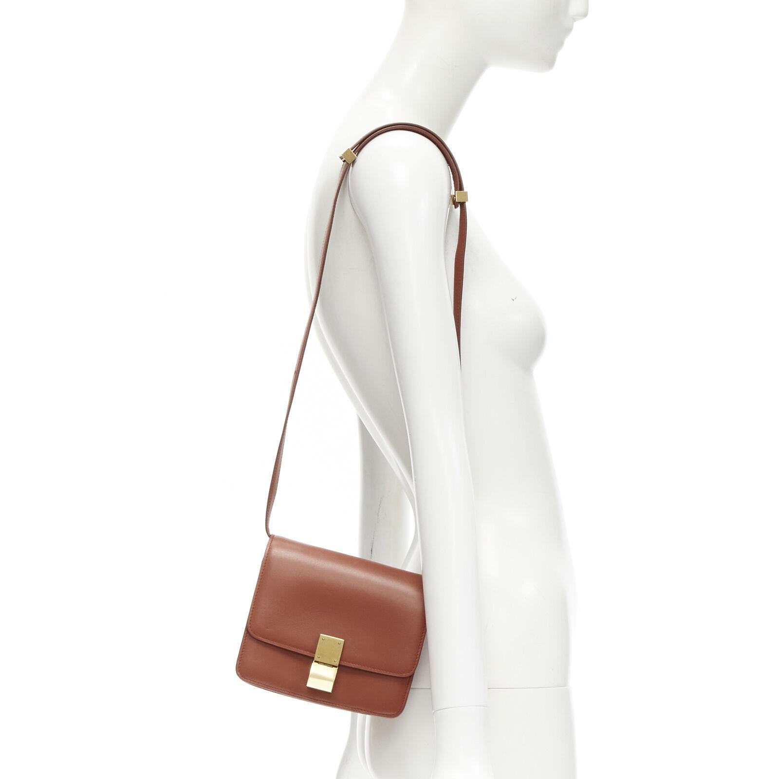 CELINE Classic Box tan brown calfskin gold clasp adjustable crossbody bag Small
Reference: LNKO/A02090
Brand: Celine
Designer: Phoebe Philo
Model: Classic Box Small
Material: Leather, Metal
Color: Brown, Gold
Pattern: Solid
Closure: Clasp
Lining: