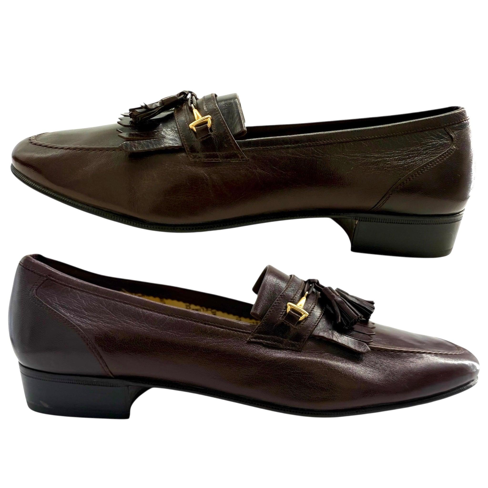 Klassische Celine Slipper aus mahagonibraunem Leder. Ungefähr 1980er Jahre. Goldfarbene Beschläge für Pferdegebisse. Details aus Leder mit Quasten. Innenfutter mit Gitterlogodruck. Luxuriöse Kleidungsstücke sind immer eine Investition wert. Sehr