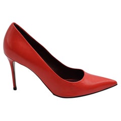 Zapatos de salón clásicos de Celine con punta afilada, en piel roja