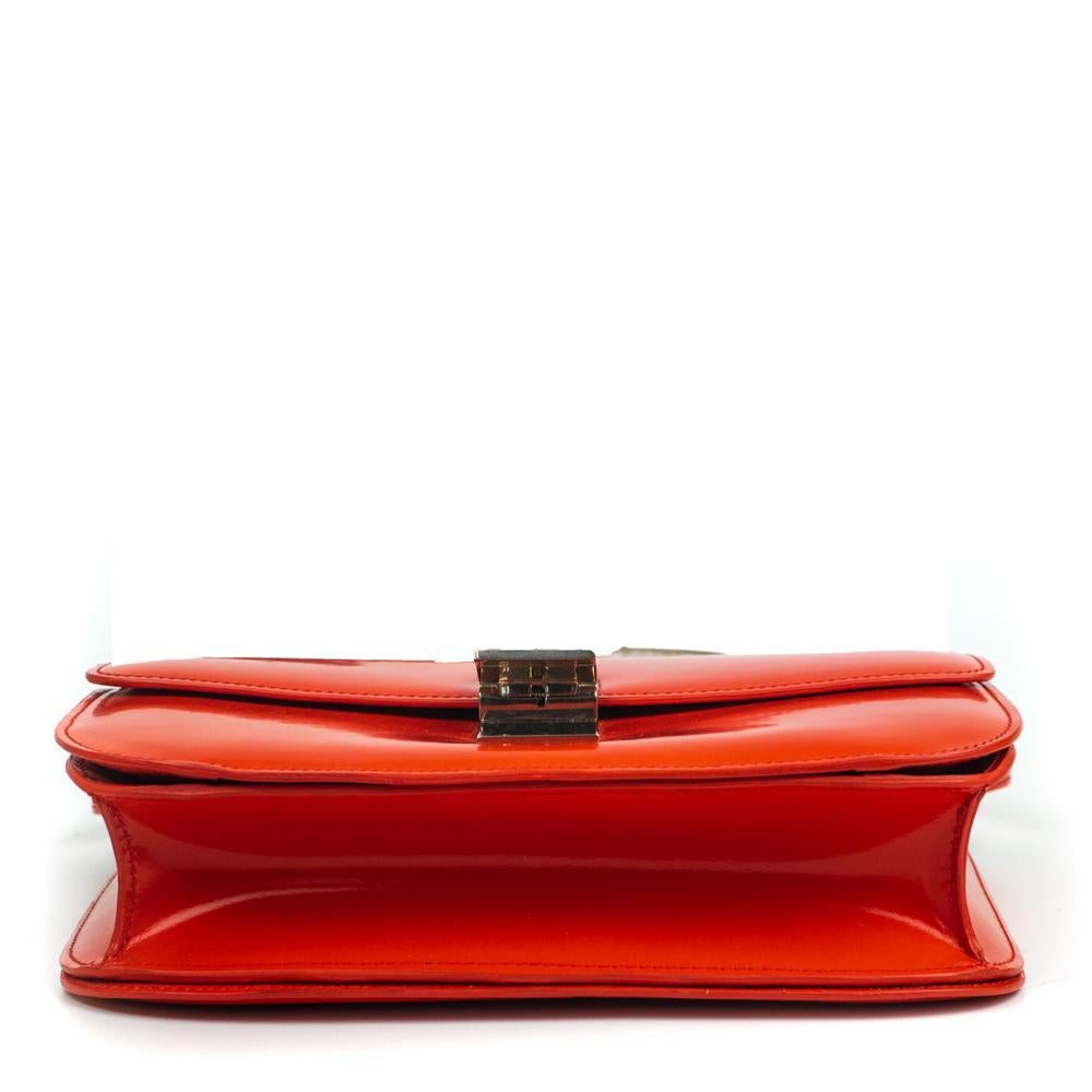 CÉLINE Classic Shoulder bag in Red Patent leather In Excellent Condition In Clichy, FR