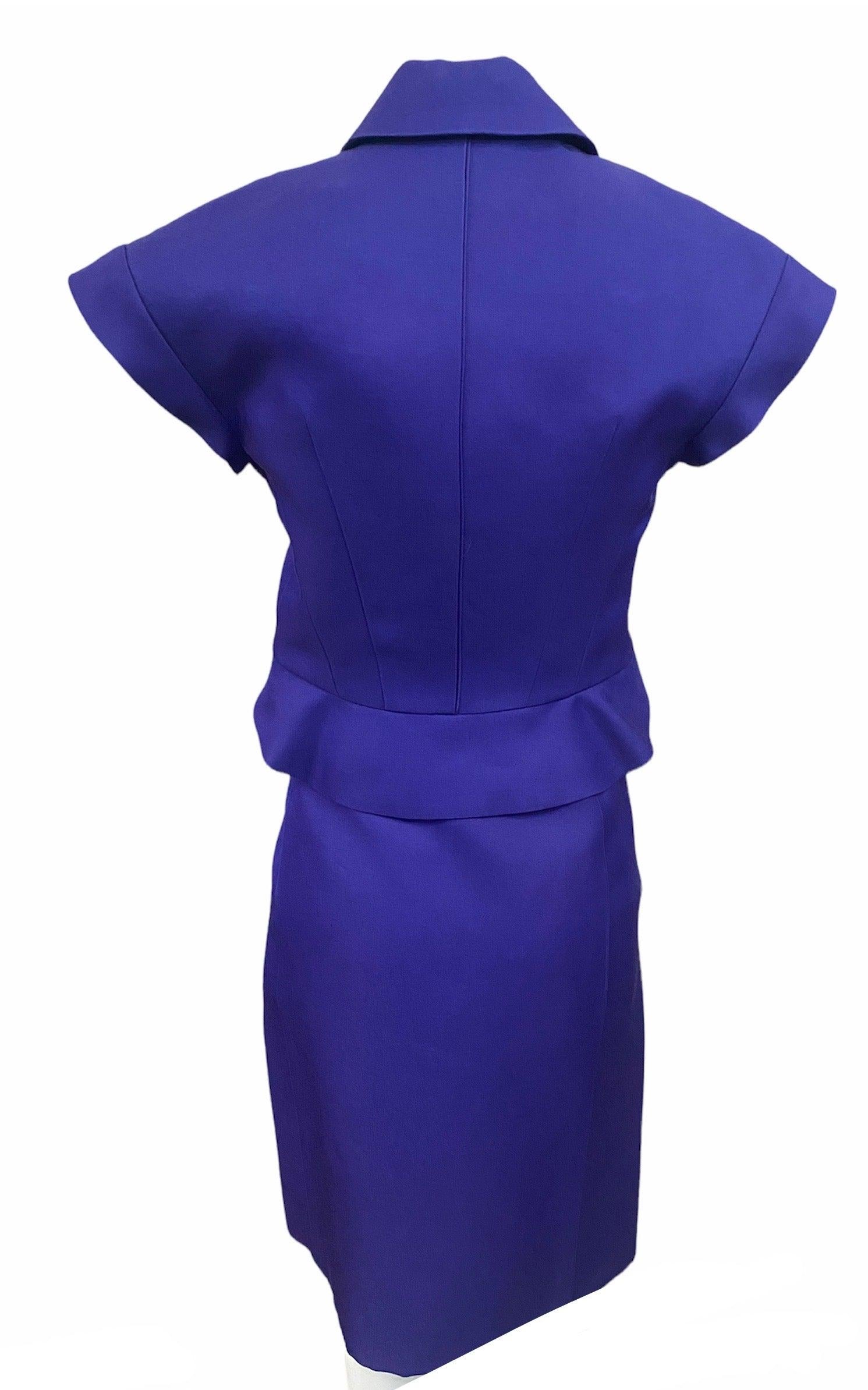Des vibrations de working girls modernes de la part de la maison Celine. Une version abrégée du costume de puissance des années 1980 dans une couleur vive et joyeuse de raisin.  Veste à manches courtes et capuchon et jupe qui arrive juste au-dessus