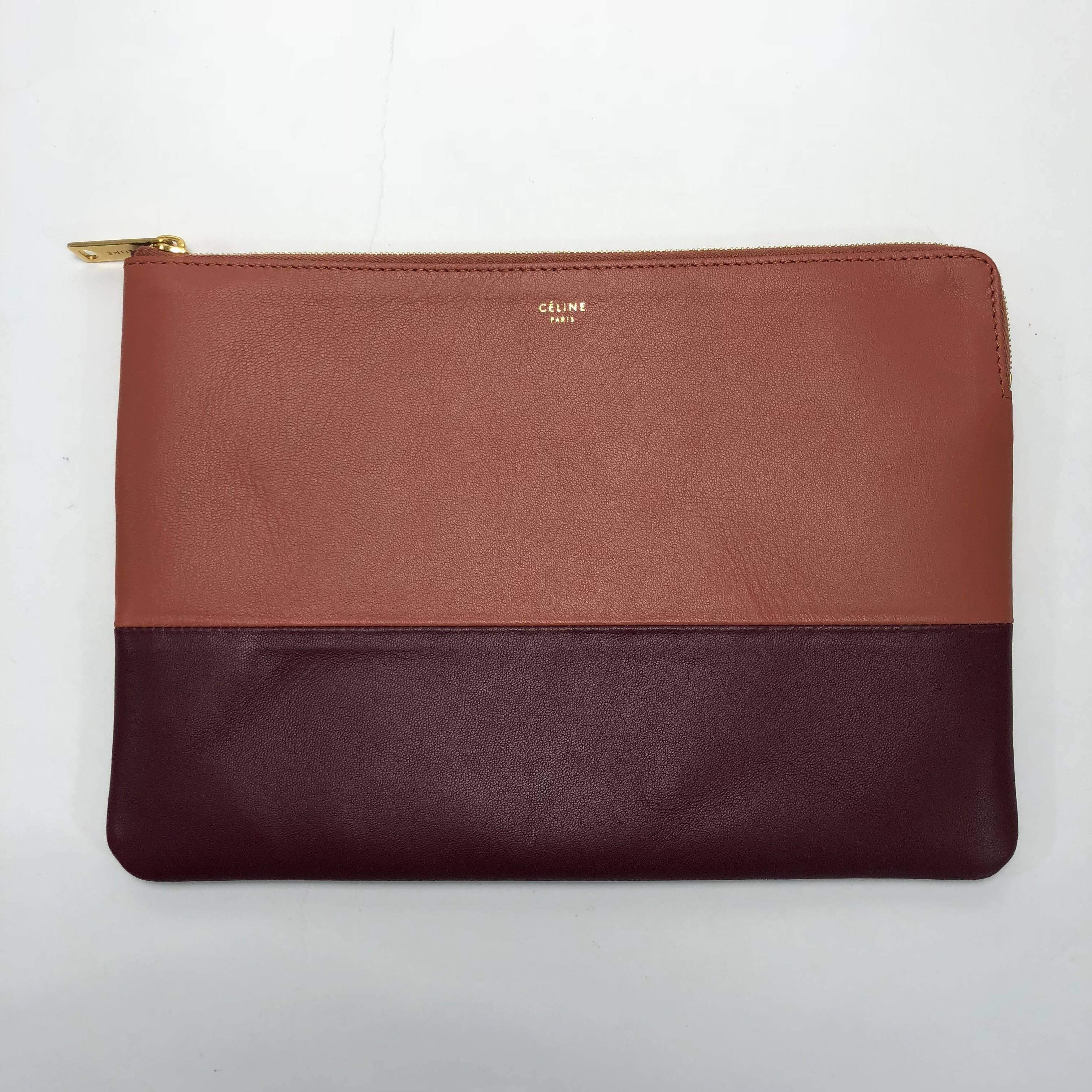 MODEL - Celine Contrasting Leather Pouch with Gold Hardware

CONDITION - New!  No signs of wear.

SKU - 2166

DATE/SERIAL CODE - NA

ORIGIN - France

PRODUCTION - Unknown

DIMENSIONS - L9.75 x H7 x W.5

STRAP/HANDLE DROP - NA

MATERIAL -