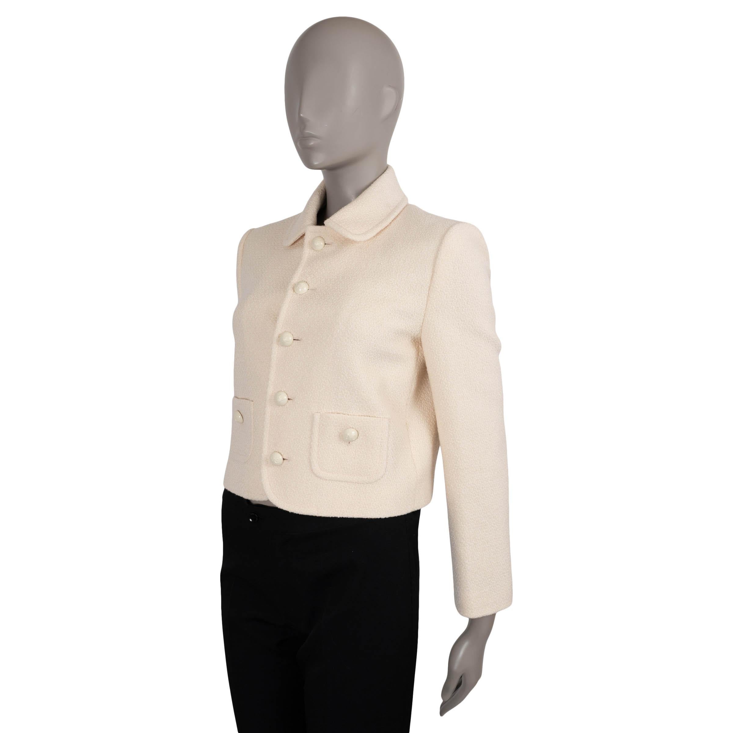 Cette veste 100% authentique de Celine Verneuil est taillée dans un tweed crème, mêlant cachemire (49%), laine (48%) et polyamide (3%). Conçu avec une coupe classique et une longueur raccourcie, il présente un col chemise arrondi, des poches à rabat