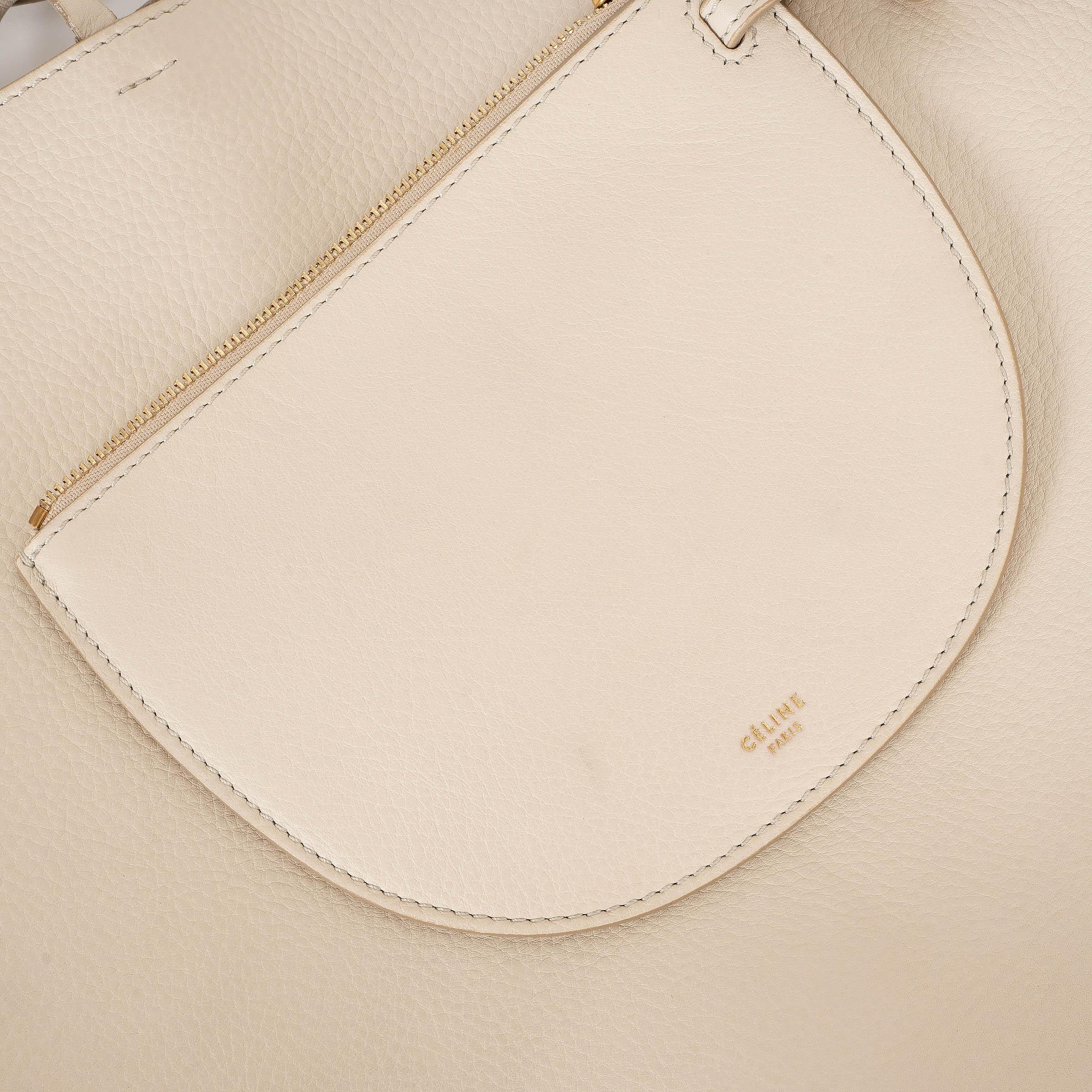Sac HOBO LARGE en cuir crème de Celine en vente 2