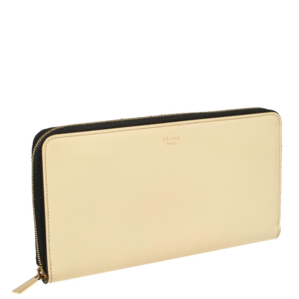 Give your cash and cards a stylish home with this magnificent wallet from Celine. Designed to perfection and crafted from fine quality patent leather, this wallet can be your go-to accessory. Featuring a cream shade and brand logo details on the