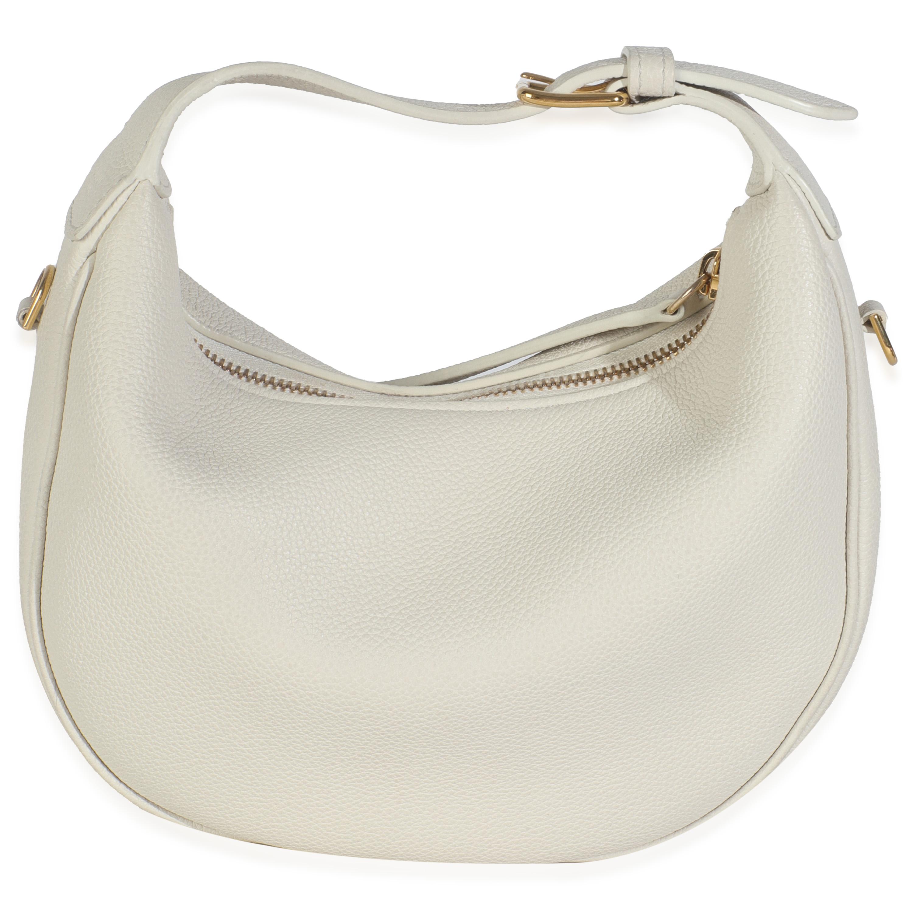 Titolo dell'elenco: Celine Lulu in pelle di vitello martellata color crema
SKU: 149174
MSRP: 1950.00 USD
Condizioni: Usato 
Condizioni della borsa: Eccellente
Commenti sulle condizioni: L'articolo è in ottime condizioni e presenta leggeri segni di