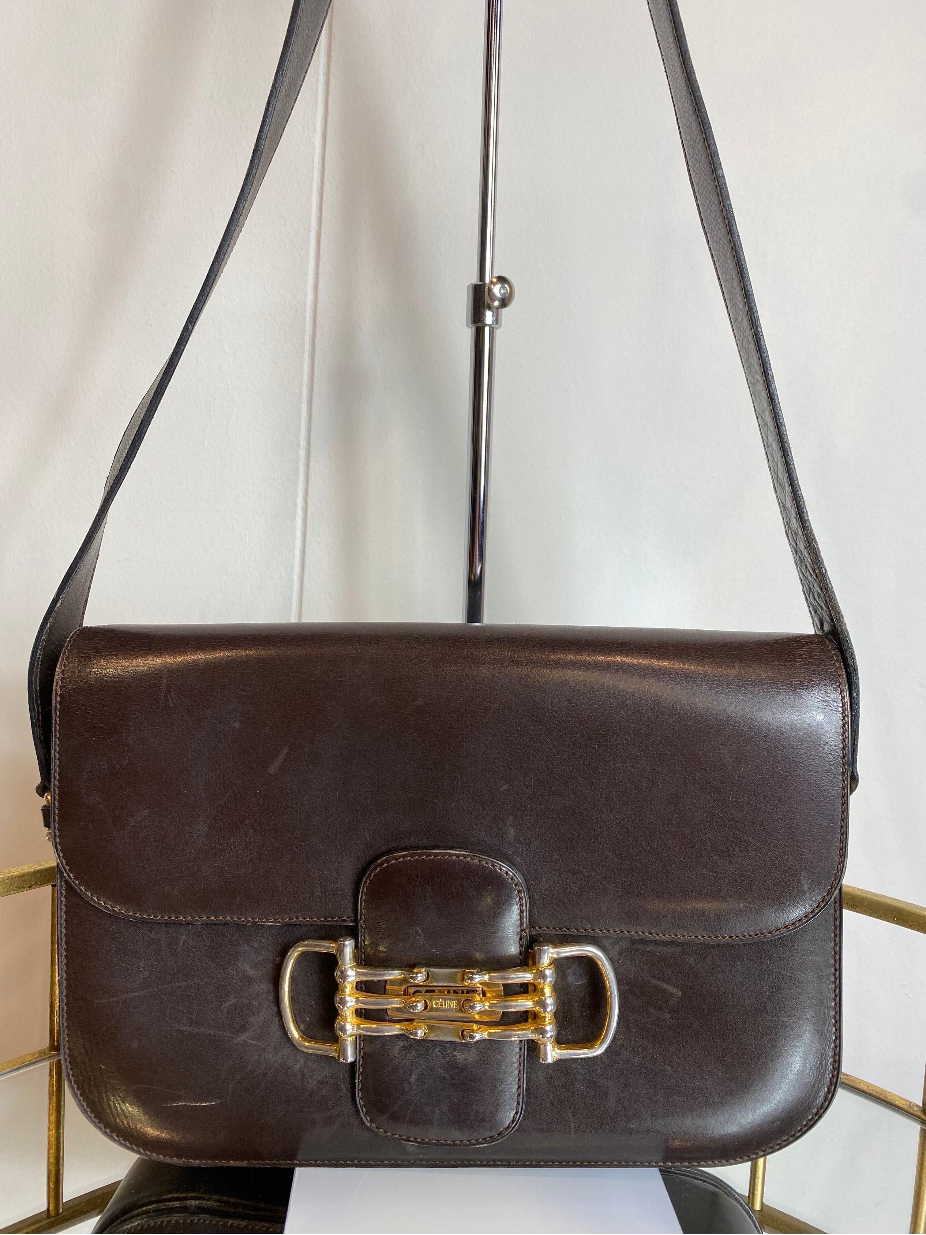 Vintage Celine Crecy bag.
Brown leather and gold/silver hardware.
It has 3 internal compartments and a zipped pocket.
18cm high
25cm wide
6 cm deep
Shoulder strap (adjustable) 35 cm
Second hand vintage bag but in good overall condition. It shows