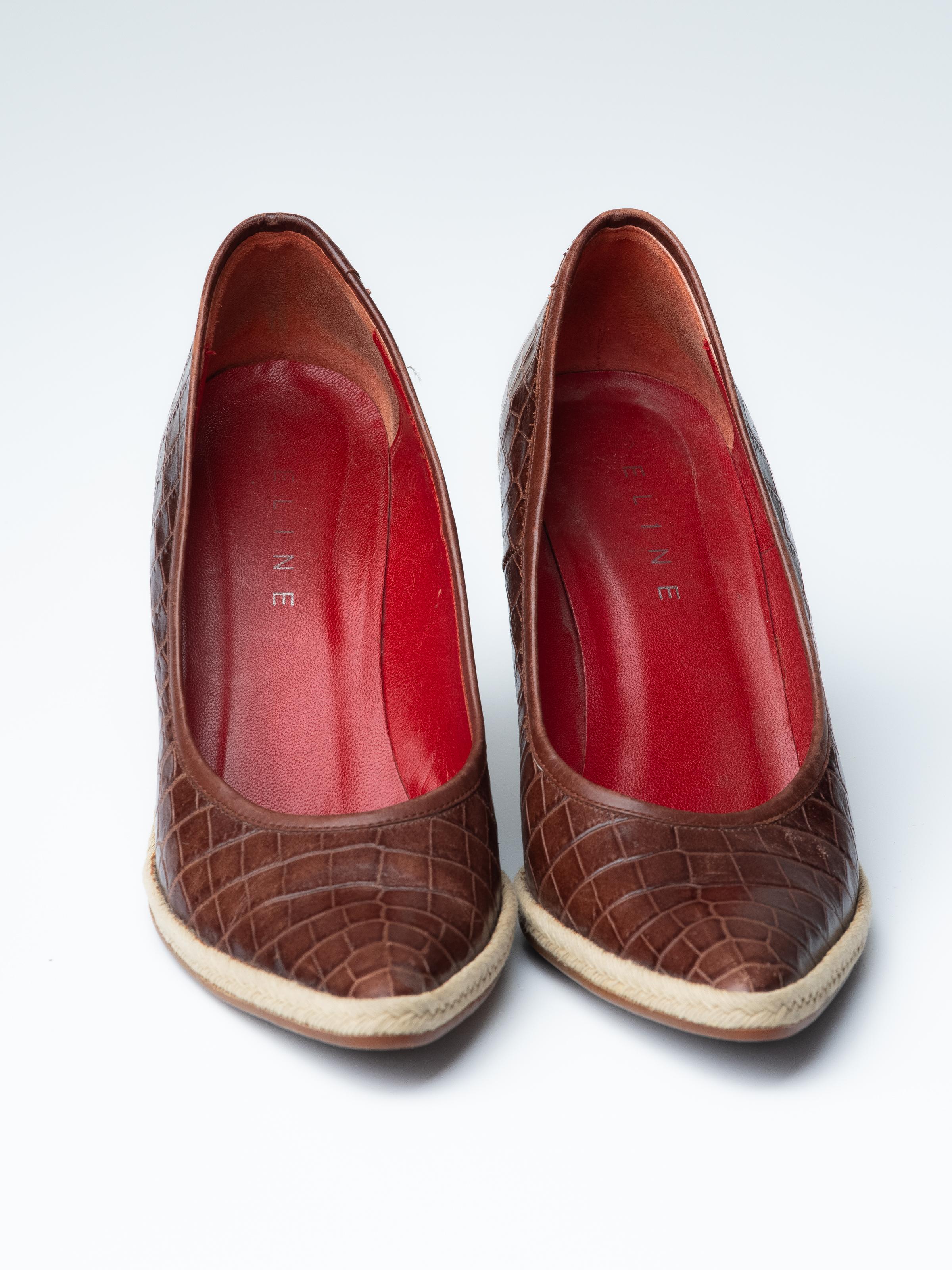 Espadrille Celine en cuir marron embossé de crocodiles, avec une semelle compensée de 100 mm.

COULEUR : Marron
MATÉRIEL : Cuir et tissu
TAILLE : 38.5 EU / 7.5 US
HAUTEUR DU TALON : 100 mm (1 pouce)
EST. VENTE AU DÉTAIL : 1000 $ CA

Fabriqué en