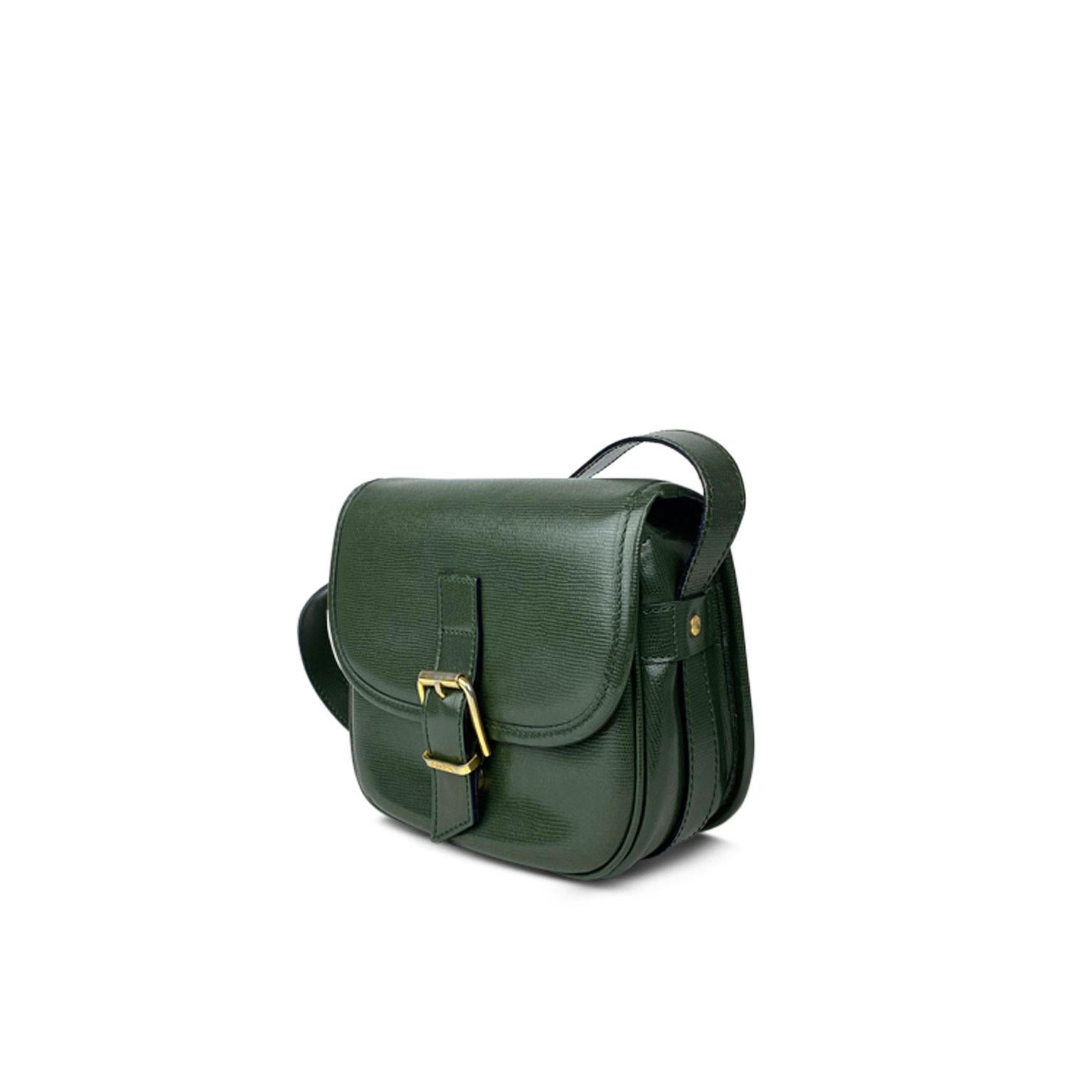 Green calfskin Céline crossbody bag with 

- Gold-tone hardware
- Single flat adjustable leather shoulder strap
- Single slit pocket at exterior back
- Red leather lining
- Single zip pocket at interior wall and magnetic closure at front

Overall