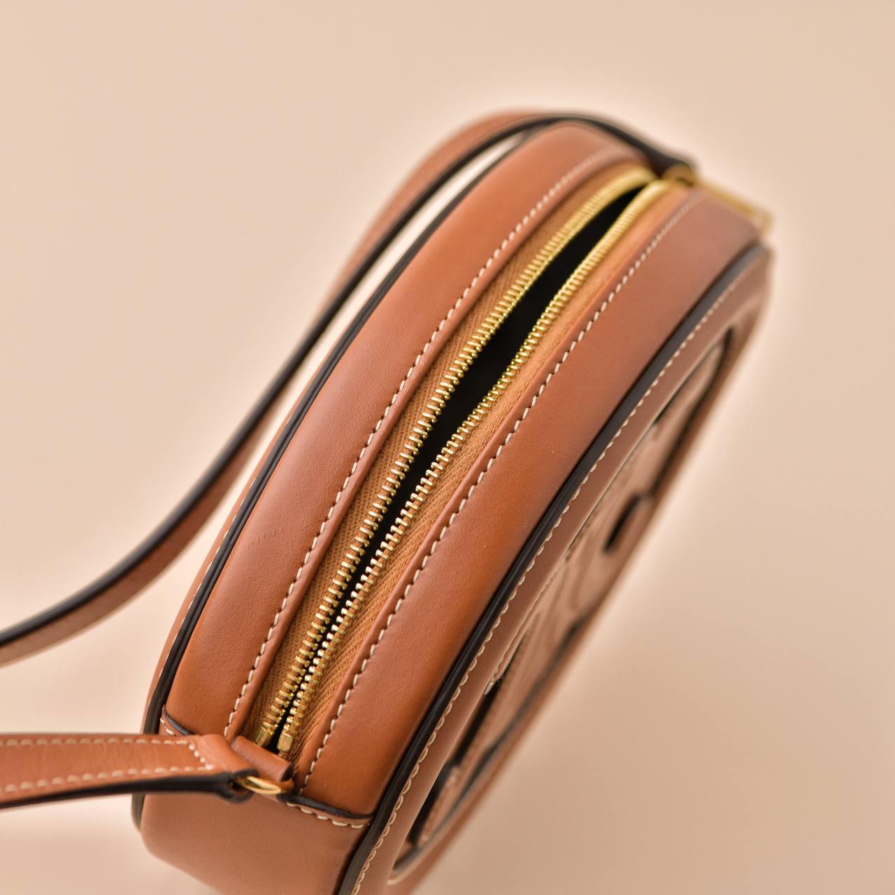 Céline Cuir Triomphe Tan Leather Oval Crossbody Bag For Sale 5