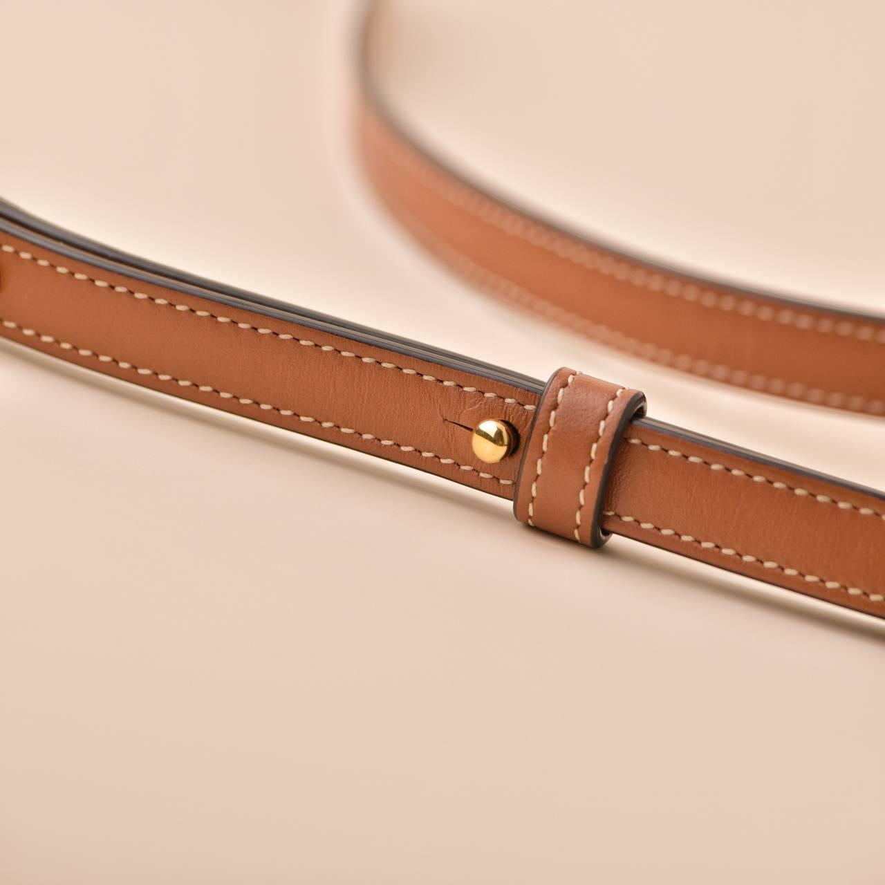 Céline Cuir Triomphe Tan Leather Oval Crossbody Bag For Sale 7