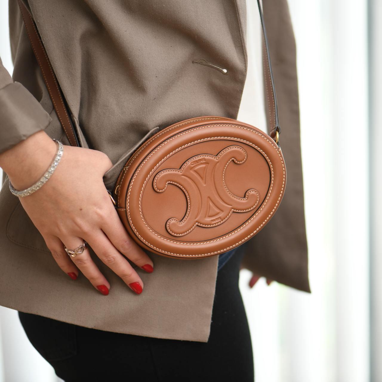 Céline Cuir Triomphe Tan Leather Oval Crossbody Bag In Excellent Condition For Sale In Banbury, GB