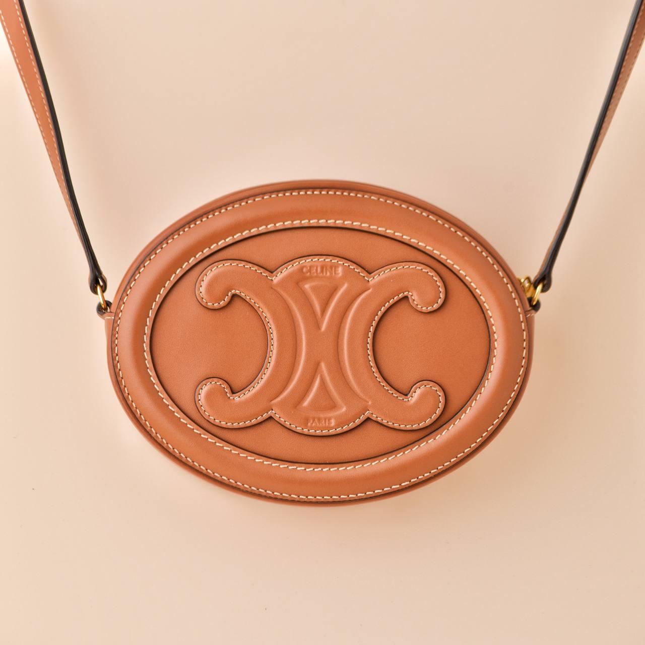 Women's or Men's Céline Cuir Triomphe Tan Leather Oval Crossbody Bag For Sale