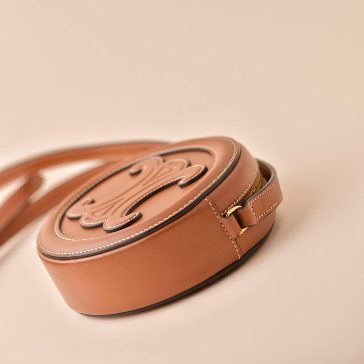Céline Cuir Triomphe Tan Leather Oval Crossbody Bag For Sale 2