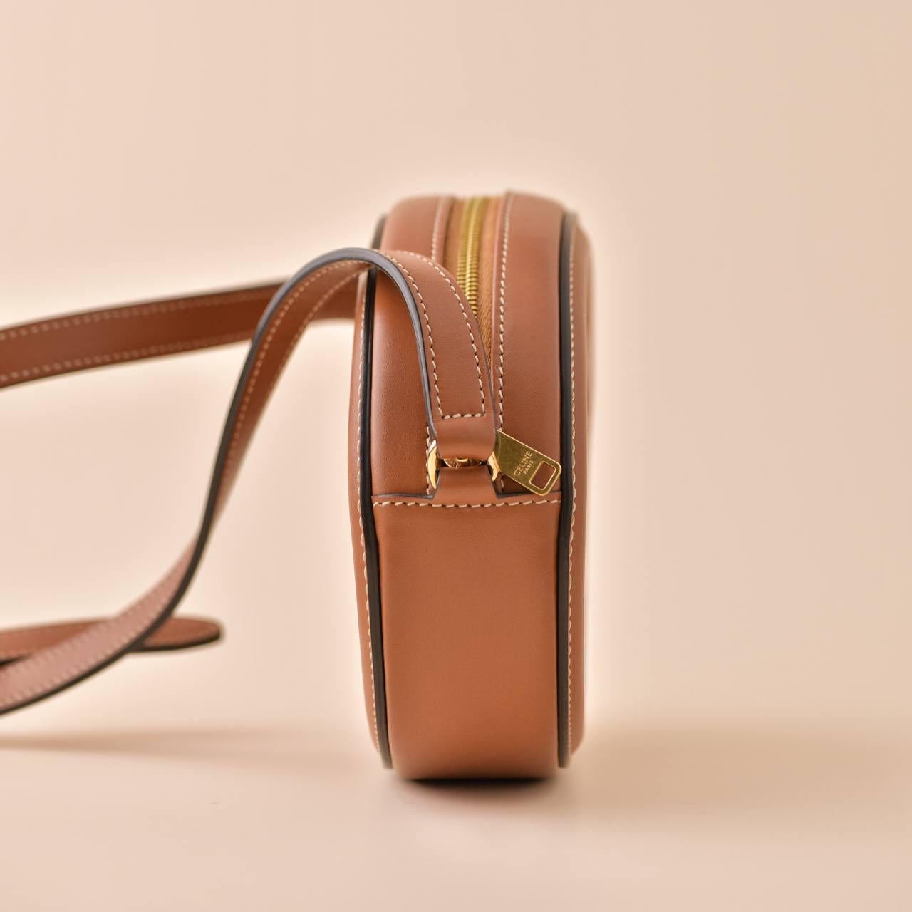 Céline Cuir Triomphe Tan Leather Oval Crossbody Bag For Sale 3
