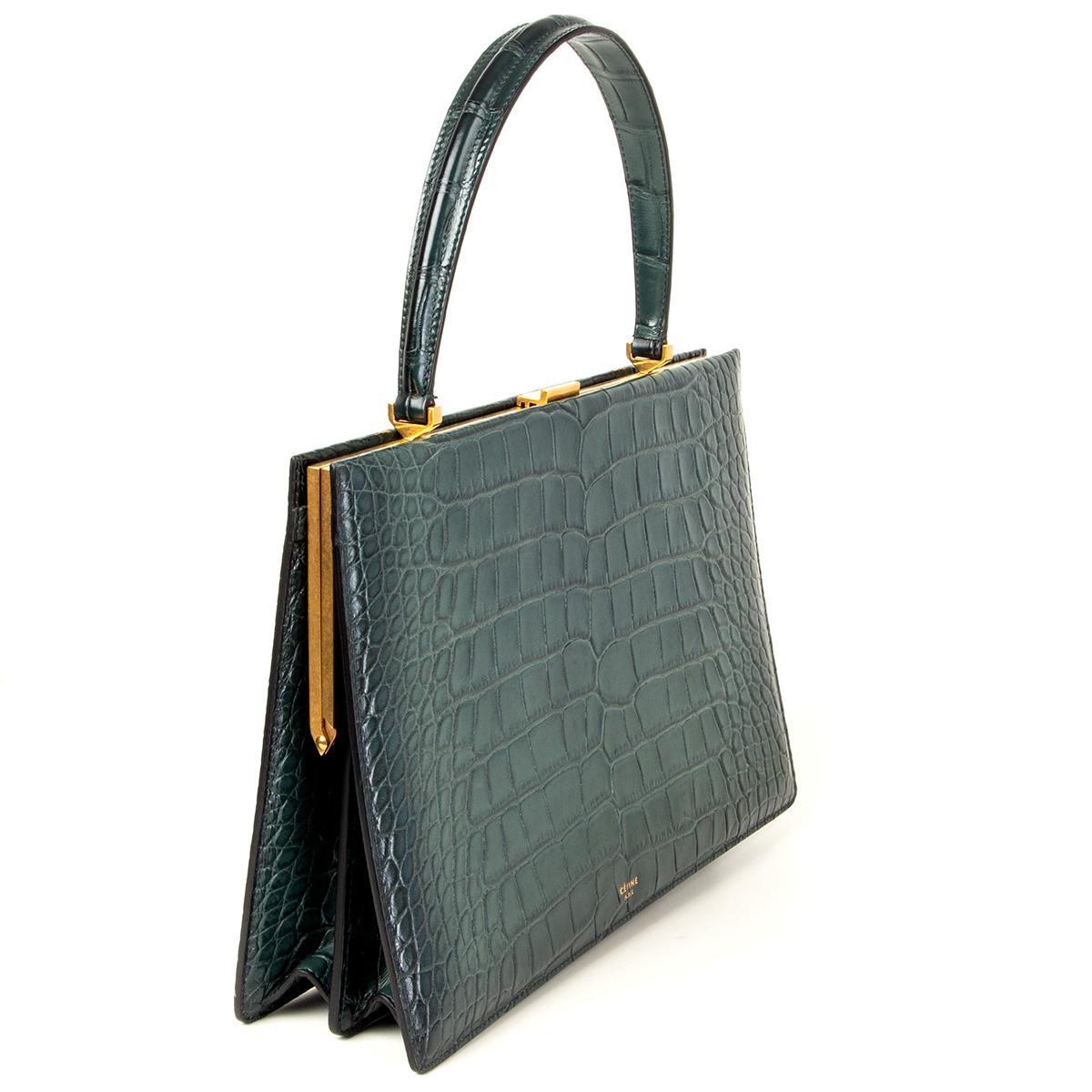 100% authentische Céline Medium Clasp Bag IN Zypressengrünem Krokodil und goldfarbener Hardware. Gefüttert mit zypressengrünem Lammfell und unterteilt in drei Fächer mit einem Reißverschlussfach in der Mitte. Wurde getragen und ist in
