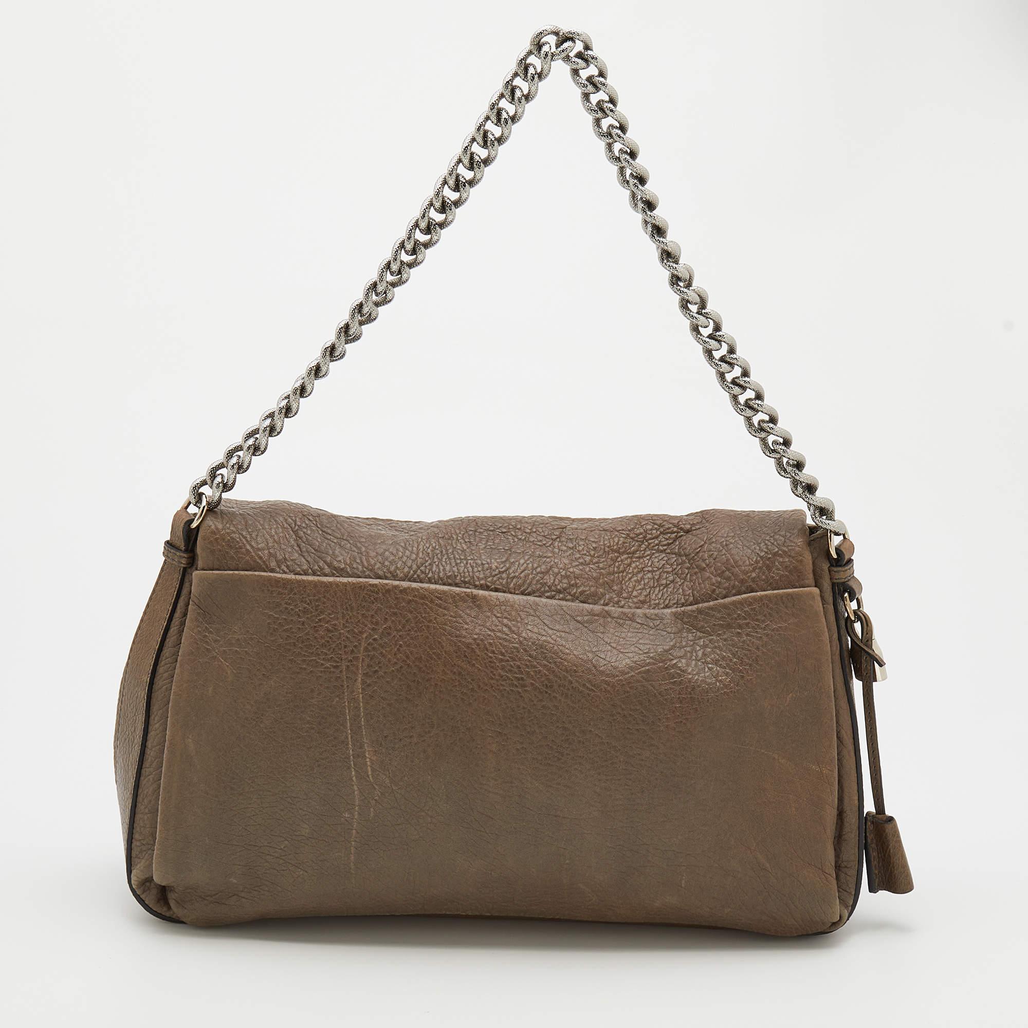 This elegant shoulder bag is perfect for your next outing to town. It is made of high-quality leather and can match a day or evening outfit. It has a comfortable handle and a lined interior for all your essentials.

Includes: Padlock & Key