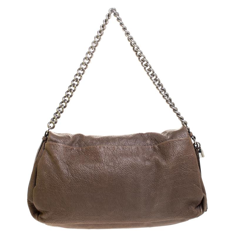Get this versatile shoulder handbag by Celine for yourself and head out in style. Perfect for a day out or even an evening out with friends, this beautiful creation is a must-have. Crafted in Italy from wrinkled leather, it comes in a lovely shade