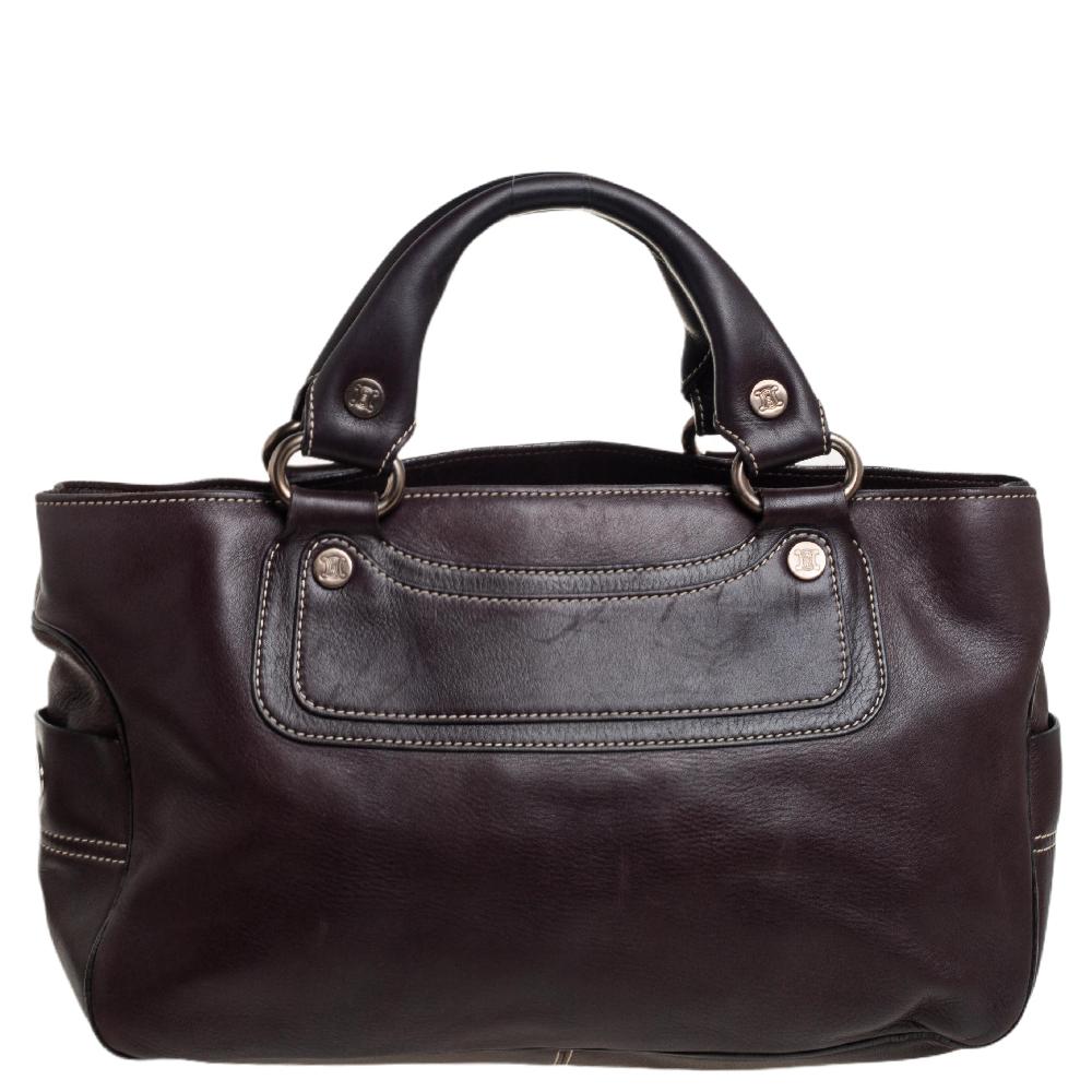 Special days call for special bags, and Celine has just the one for you. This gorgeous Boogie tote is structured to perfection and flaunts a lovely dark brown hue. It is constructed very carefully using leather. Inside the fabric interior, there are