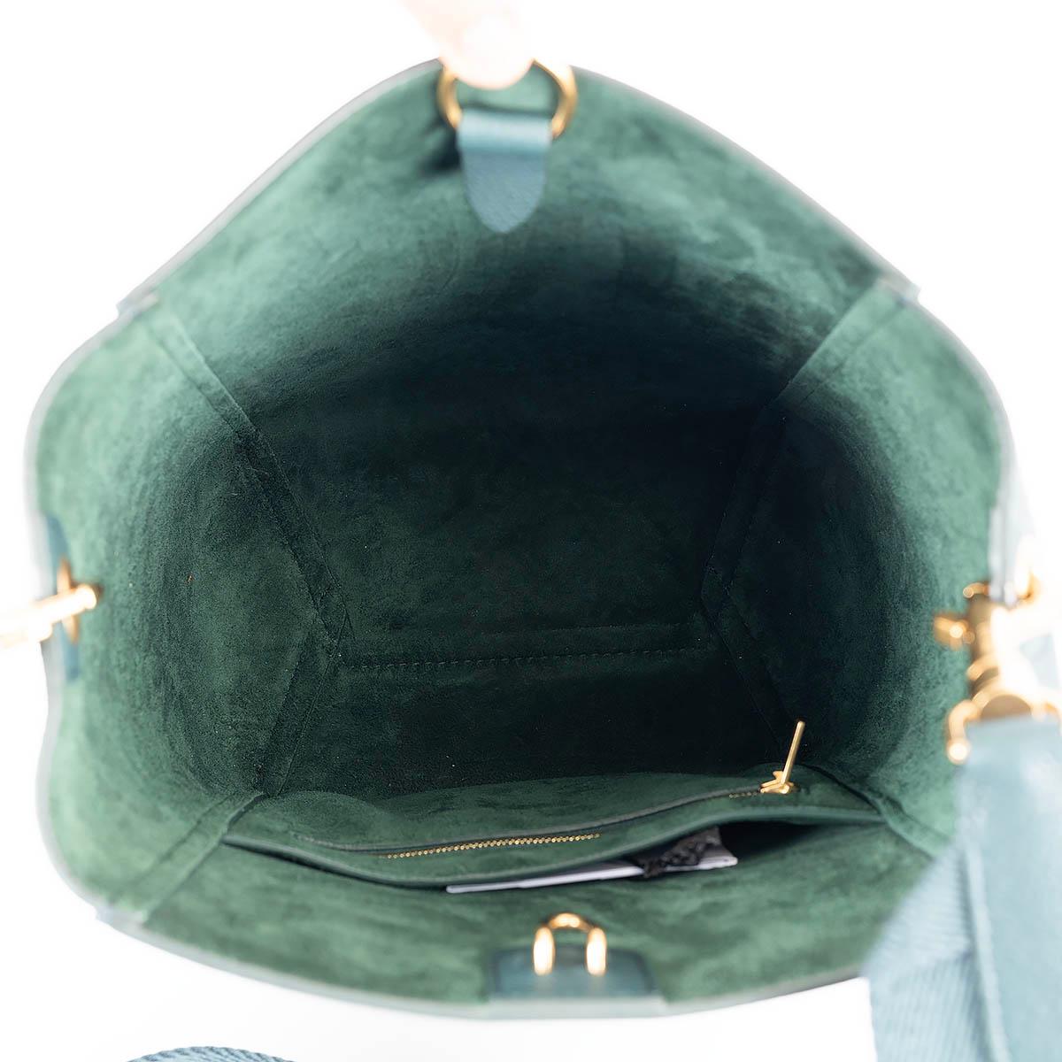 CELINE dark green leather SANGLE SMALL BUCKET Shoulder Bag In Excellent Condition In Zürich, CH