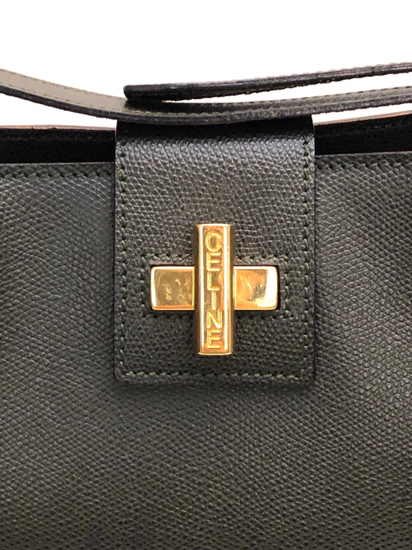 - Celine dark green leather shoulder bag.

- Gold-toned hardware “Celine” turn-lock closure.

- Red leather interior with zip pocket closure. 

- Size: 24cm x 27cm x 8.2cm. Drop: 31 to 52cm( adjustable strap). 

