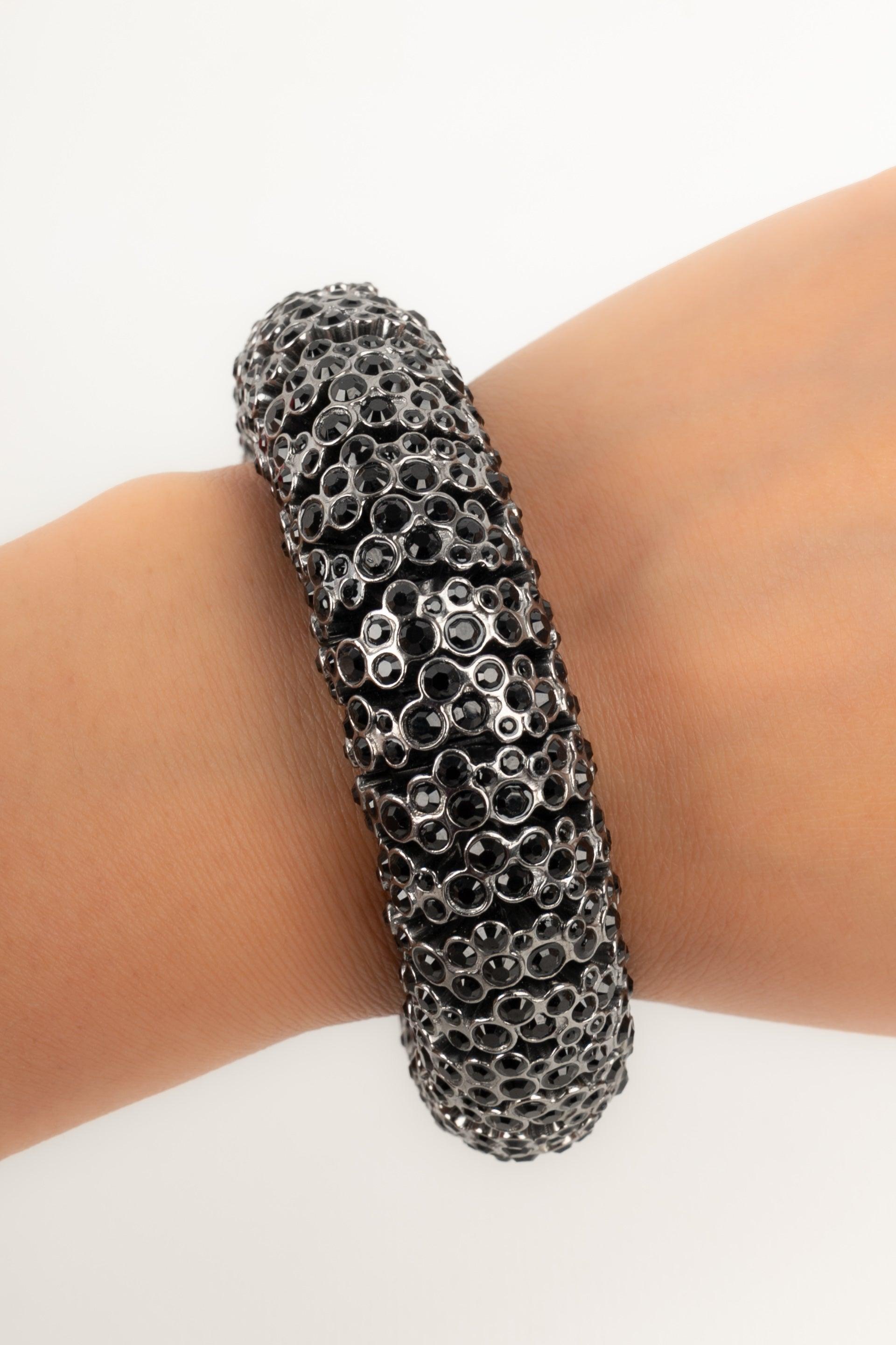 Celine- (Made in Italy) Dark-silvery metal bracelet, ornamented with black rhinestones.

Additional information:
Condition: Very good condition
Dimensions: Circumference: 15 cm

Seller Reference: BRA43
