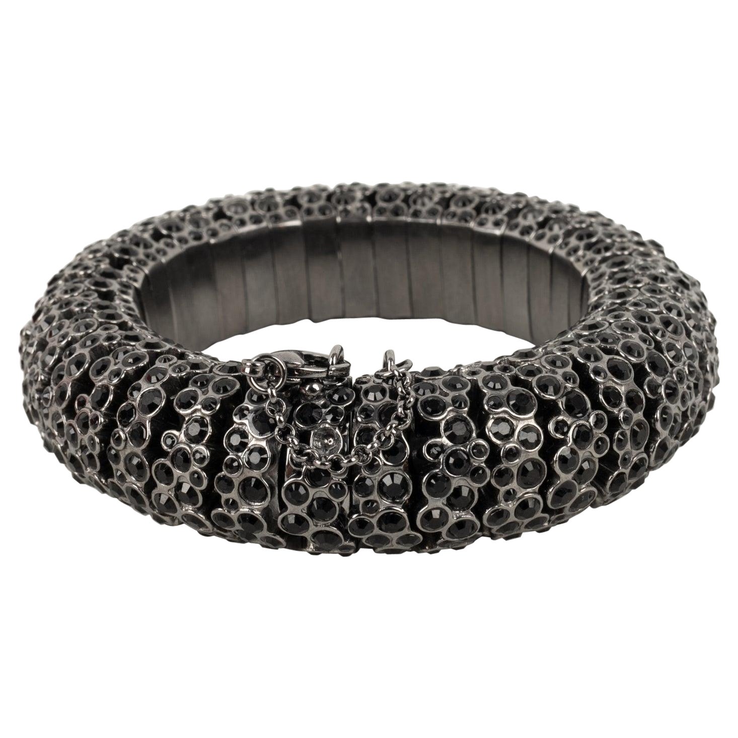 Celine Dunkelsilbernes Metallarmband aus Metall, dunkelsilber, verziert mit schwarzen Strasssteinen
