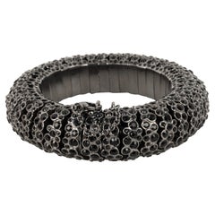 Celine Dunkelsilbernes Metallarmband aus Metall, dunkelsilber, verziert mit schwarzen Strasssteinen