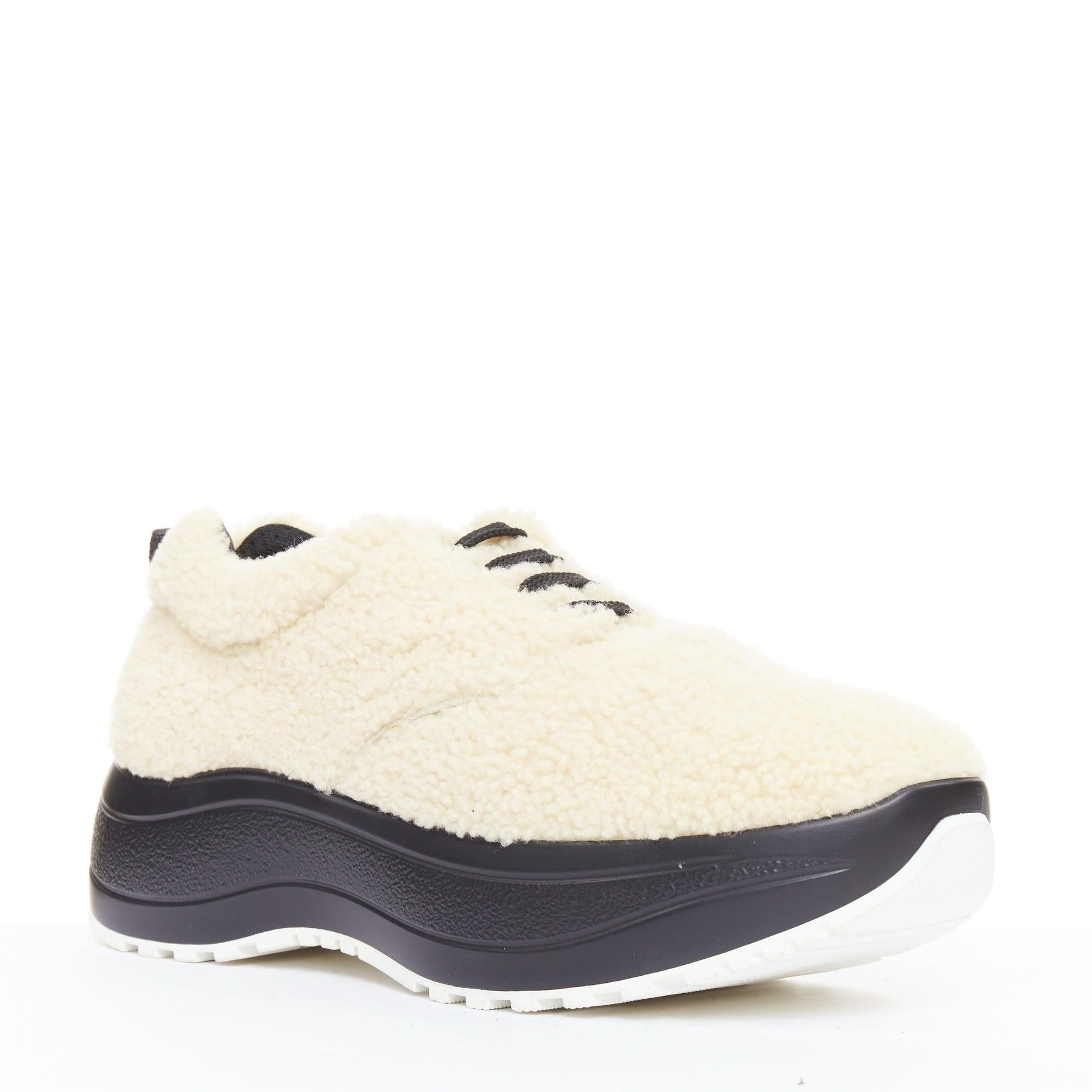 CELINE Entrega beige shearling negro entresuela chunky sneakers EU40
Referencia: TGAS/F00308
Marca: Celine
Model No: Entrega
Material: Piel de oveja, Goma
Color: Negro, Nude
Patrón: Sólido
Cierre: Cordón
Forro: Tejido negro
Detalles adicionales: