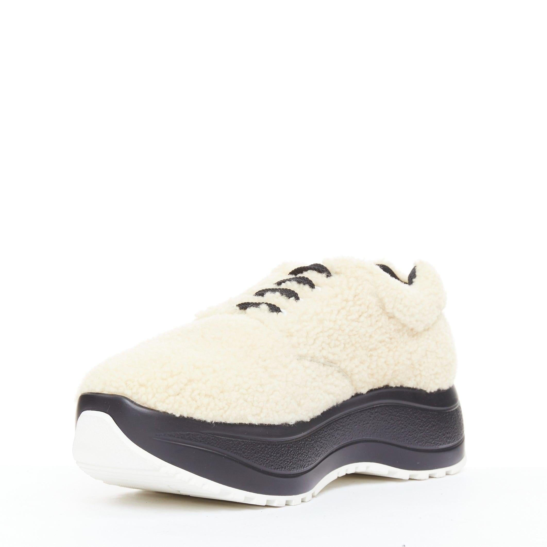 CELINE Entrega beige shearling negro entresuela chunky sneakers EU40 en Excelente estado para la venta en Hong Kong, NT