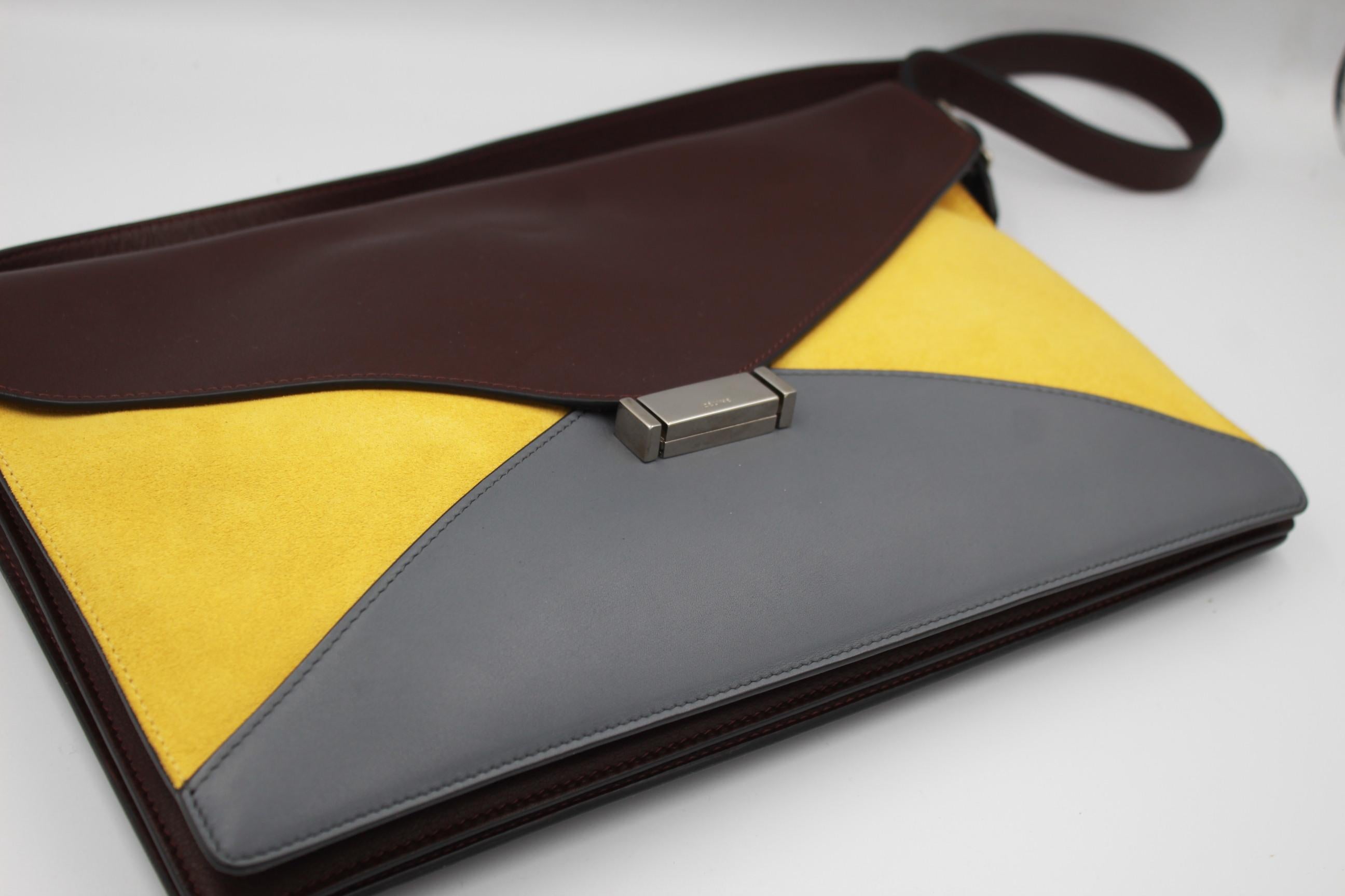 Celineshoulder bag in broxn leather and yellow suede.
Good condition, just some light signs of use
With dust bag
Size 32x21
