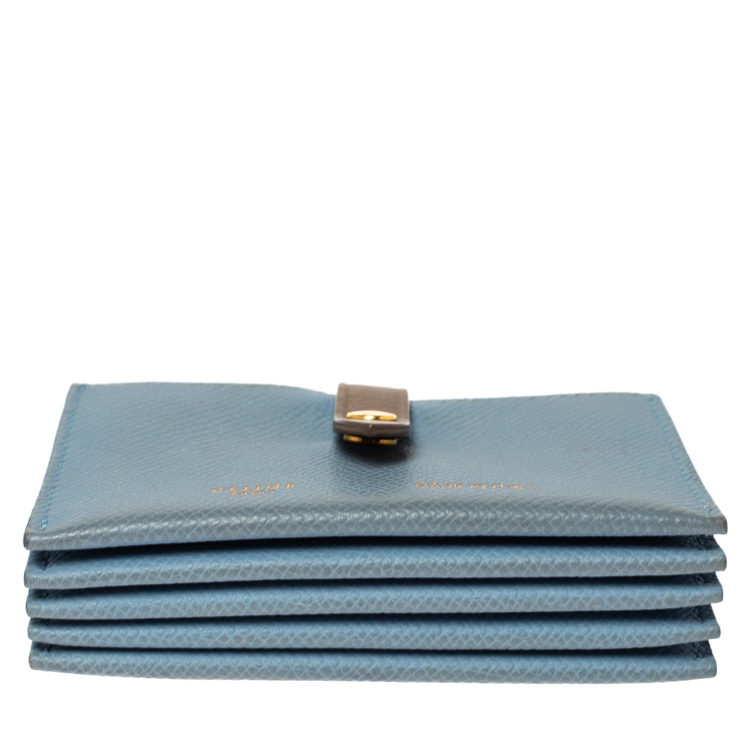 Porte-cartes Accordeon en cuir grainé bleu poussière de Celine Bon état - En vente à Dubai, Al Qouz 2