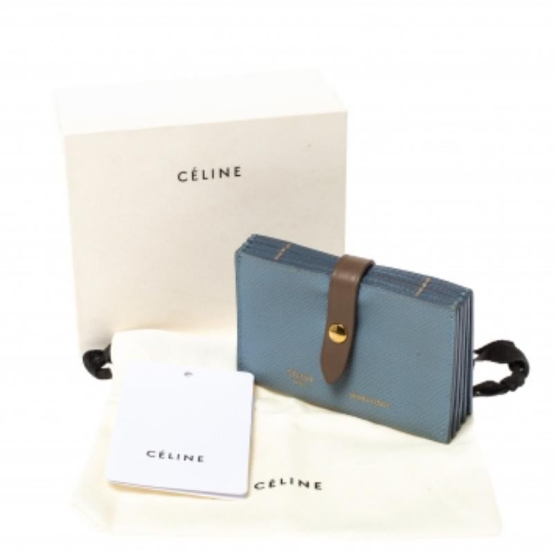 Donna Portacarte Celine in pelle granulata blu polvere Accordeon in vendita