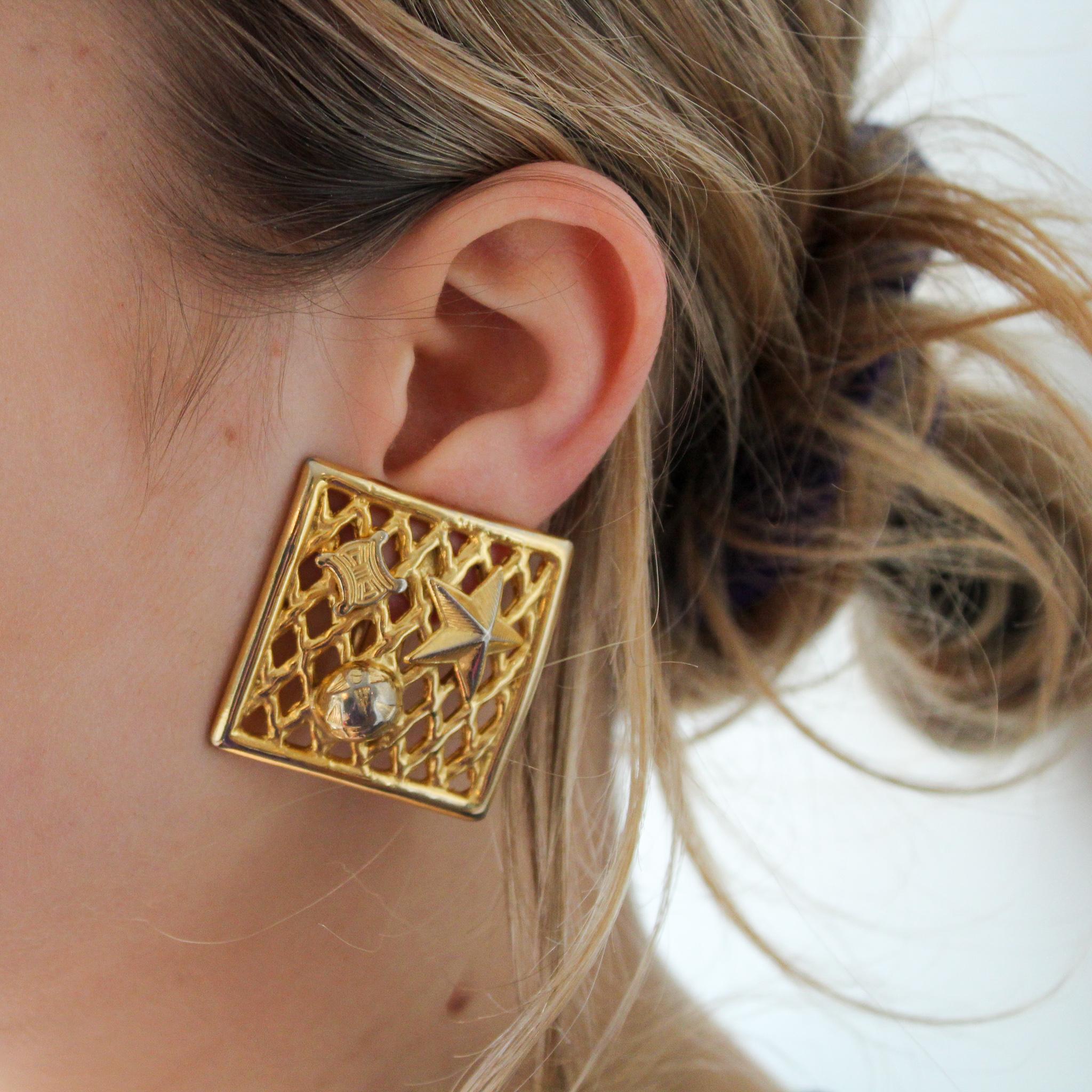 Celine 1990s Vintage Clip On Earrings

Incredible statement earrings from Celine from the 1990s collection 

 Detail
-Made in France in 1990
-Crafted from high quality gold plated metal
-Lattice work with the iconic star and globe.  

Size & Fit
-3