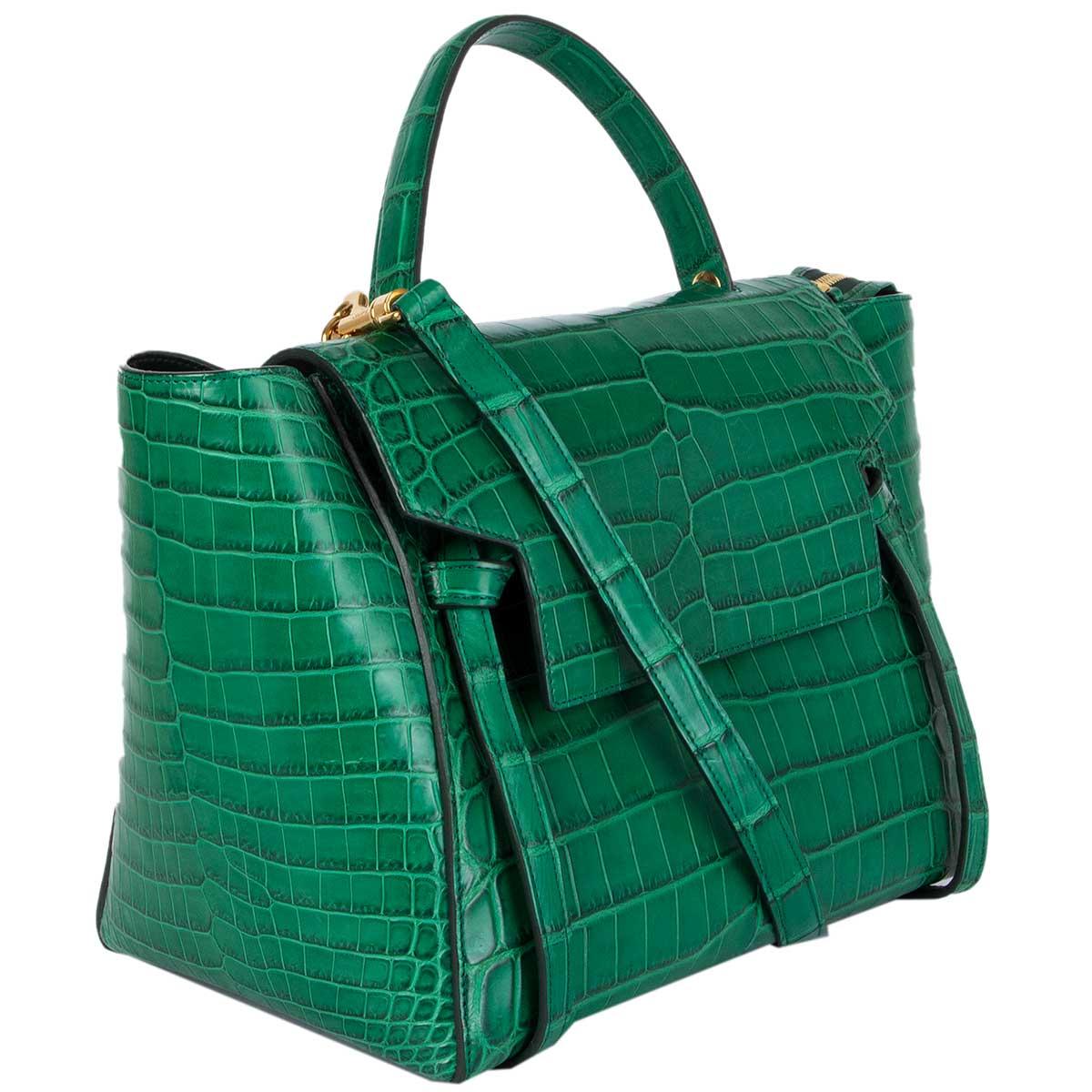 100% authentique Céline 'Mini Belt Bag' en crocodile vert. Il s'ouvre à l'aide d'un crochet caché et est doublé en cuir d'agneau vert bouteille. Deux poches ouvertes dans le dos. Livré avec une bandoulière amovible. A été porté et est en excellent