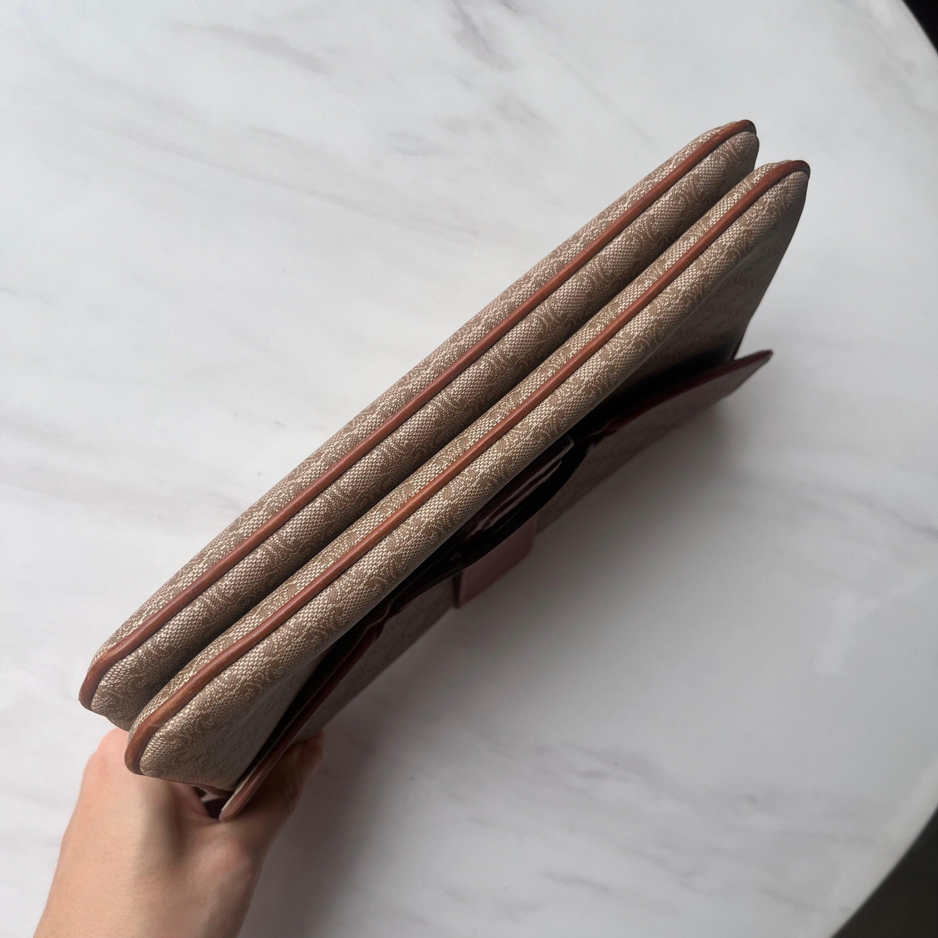 Celine Envelope Clutch bag in Brown Monogram In Good Condition For Sale In AUBERVILLIERS, FR