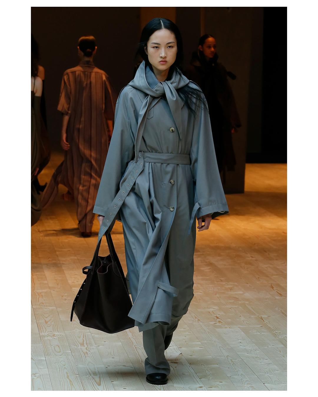 Celine Fall 2017 wool trench coat in grey
Ankle length - Please note our model is very tall - Please refer to the measurements below
Oversized fit
Detachable belt
Large oversized buttons
MADE IN FRANCE

Composition:
99% wool, 1% cashmere
Doublure -