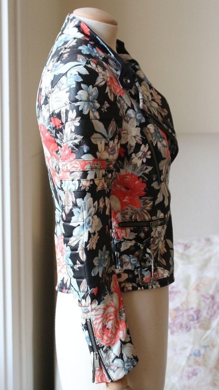 Celine Floral Print Leather Moto Jacket
Détails surpiqués aux épaules et aux bras
Made In : Italie
Couleur : Noir et multicolore
Composition : 100% cuir d'agneau
Taille - US 4 (UK 8:: FR 36:: IT 40)

Condition : État neuf:: aucun signe d'usure.