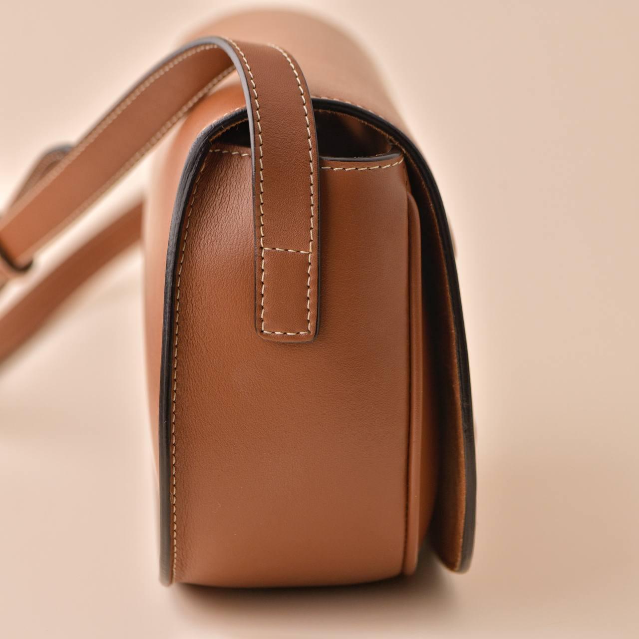 Céline Folco Cuir Triomphe Calfskin Tan Shoulder Bag For Sale 5