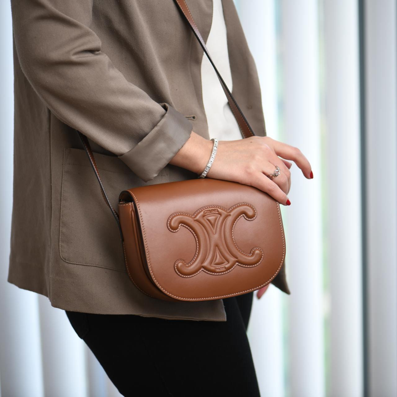 SKU	77701319
Comes With	Dandelion Authenticity Guarantee Card Only
RRP	£1,650 Incl. Taxes / €1,800 Incl. Taxes / $2,200 Excl. Taxes
Model	Cuir Triomphe
Materials	Calfskin, Suede
Condition	Excellent
Other Info	Dimensions: Approximately 18.5cm x 16cm