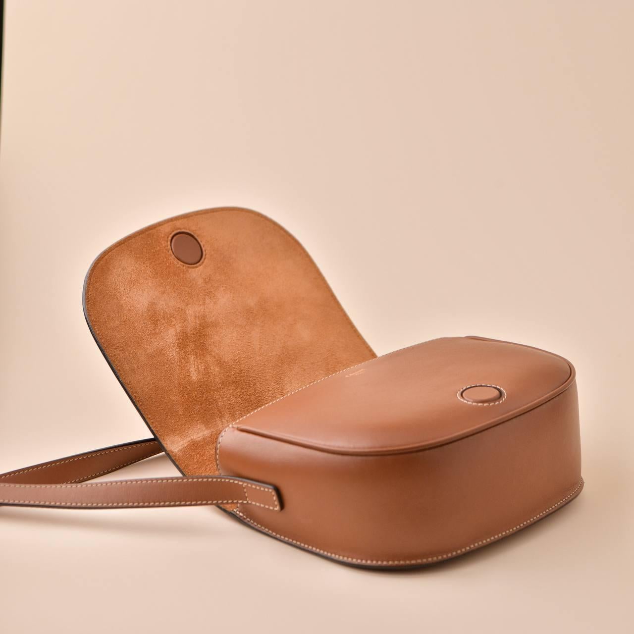 Women's or Men's Céline Folco Cuir Triomphe Calfskin Tan Shoulder Bag For Sale