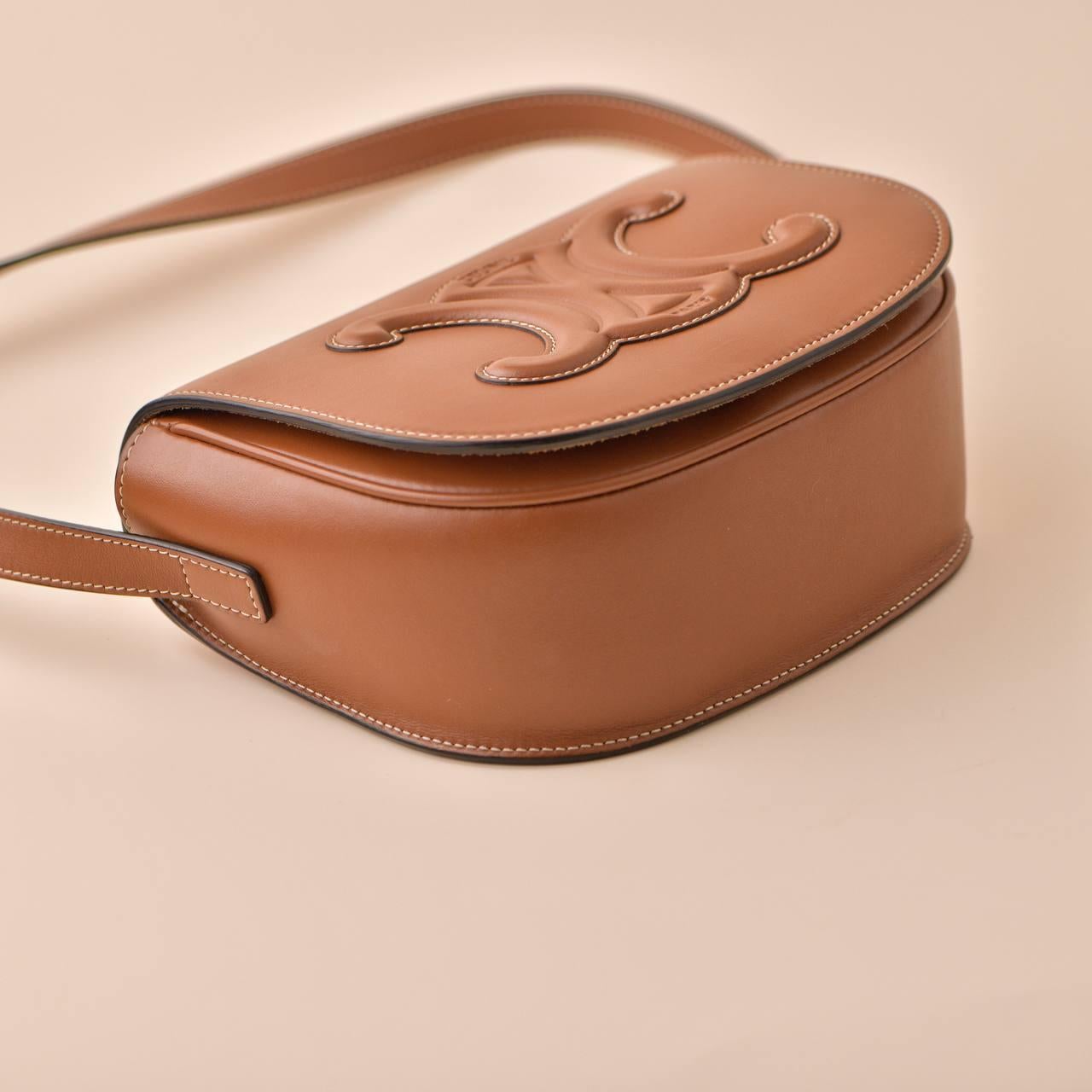 Céline Folco Cuir Triomphe Calfskin Tan Shoulder Bag For Sale 4