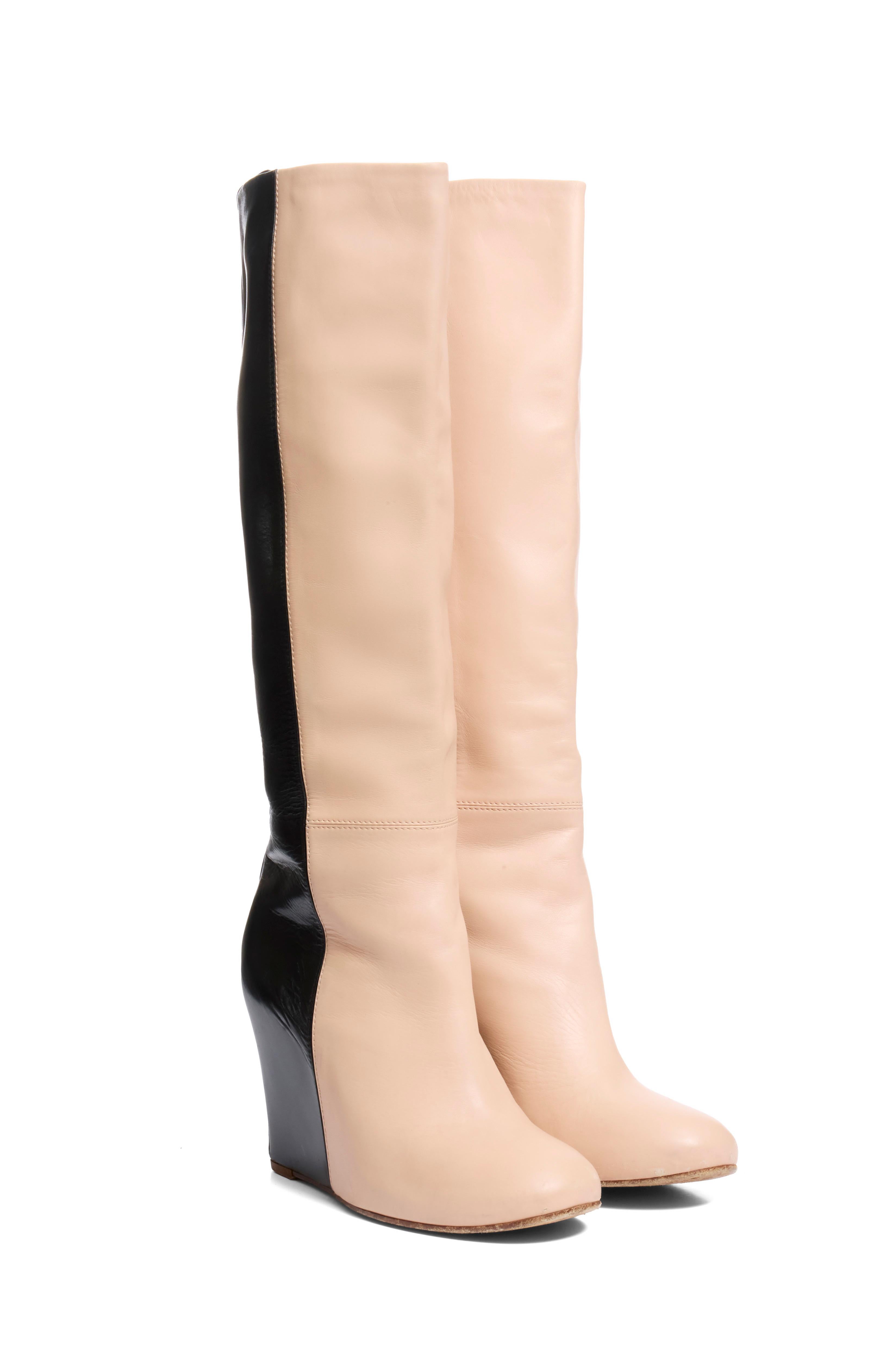 Celine FW12 Two-Tone Leather Wedge Boots Phoebe Philo Era Size 38.5

Pièce rare et de collection de la collection Celine automne/hiver 2012 de Phoebe Philo, ces sculpturales bottes à hauteur de genou incarnent le minimalisme moderne dans toute sa