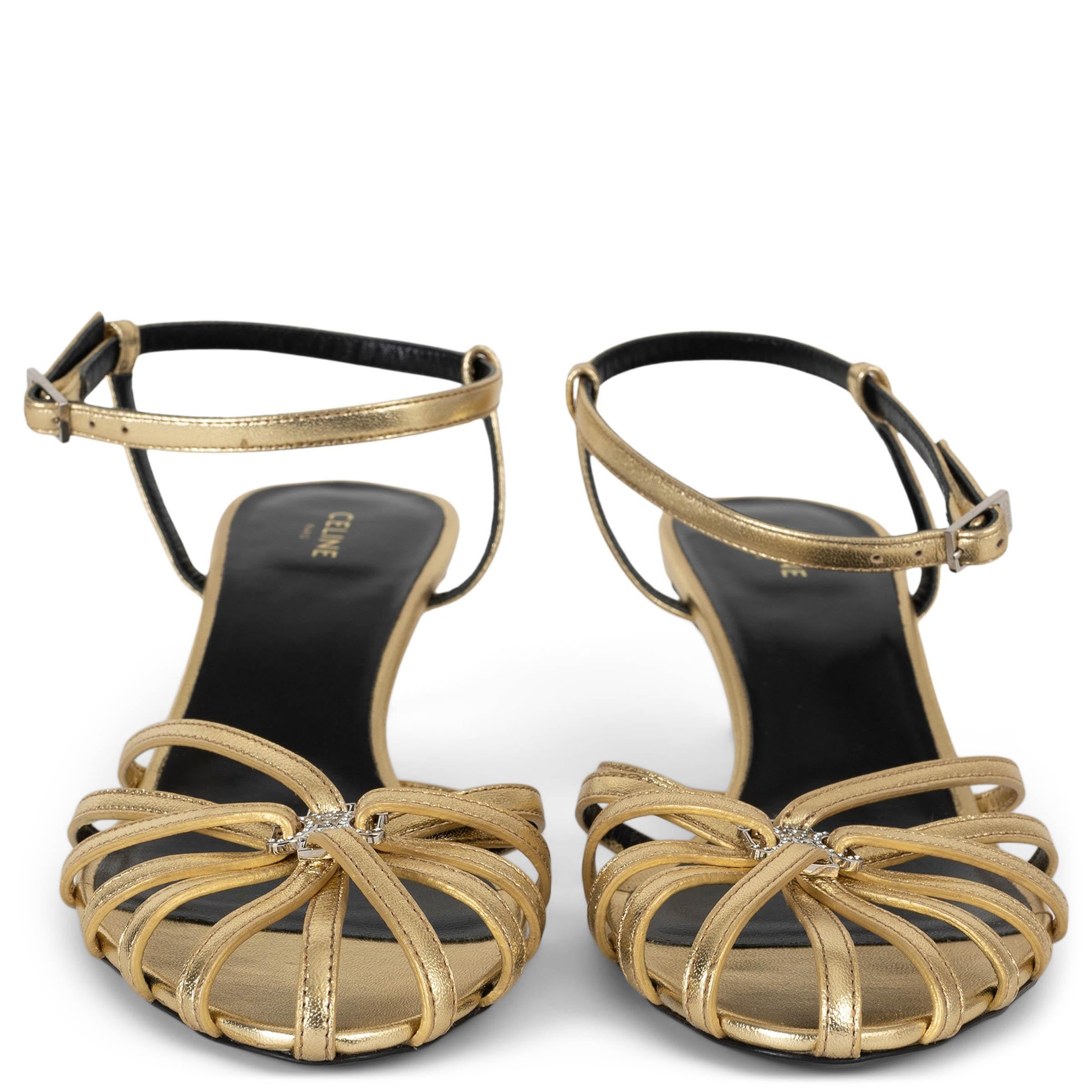 Estas sandalias 100% auténticas de Celine en piel de cordero laminada dorada encarnan la sofisticación elegante. Con un diseño de punta de almendra en forma de jaula elaborado con delicadas tiras finas, se elevan con una hebilla Triomphe en tono