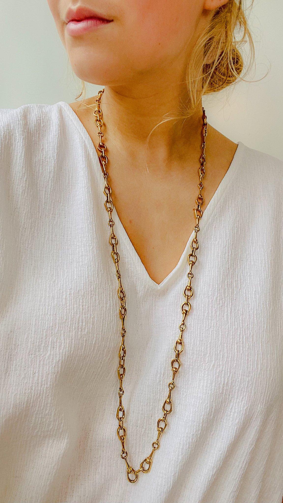 Celine 1980s Vintage Necklace
Super versatile long horsebit chain from the Celine 80s archive
A super versatile piece that will see you through the year day and night. Throw over tees and summer dresses for a laid back luxe feel

Detail
-Made in