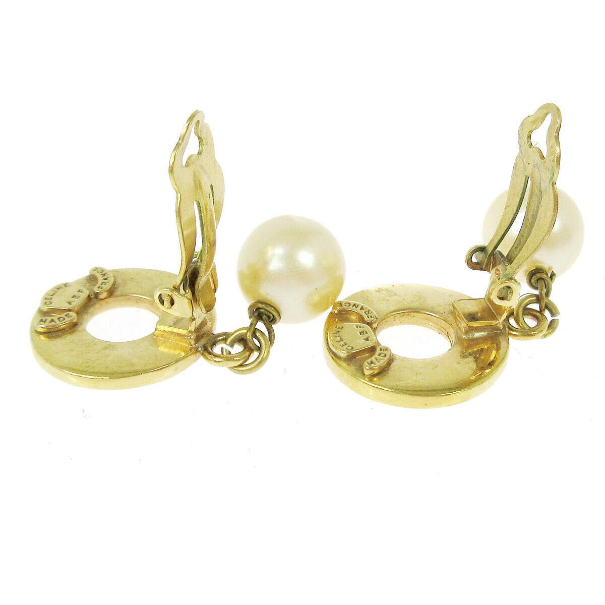 
Metal
Gold tone
Faux pearl
Clip on closure
Made in France
Width 0.75